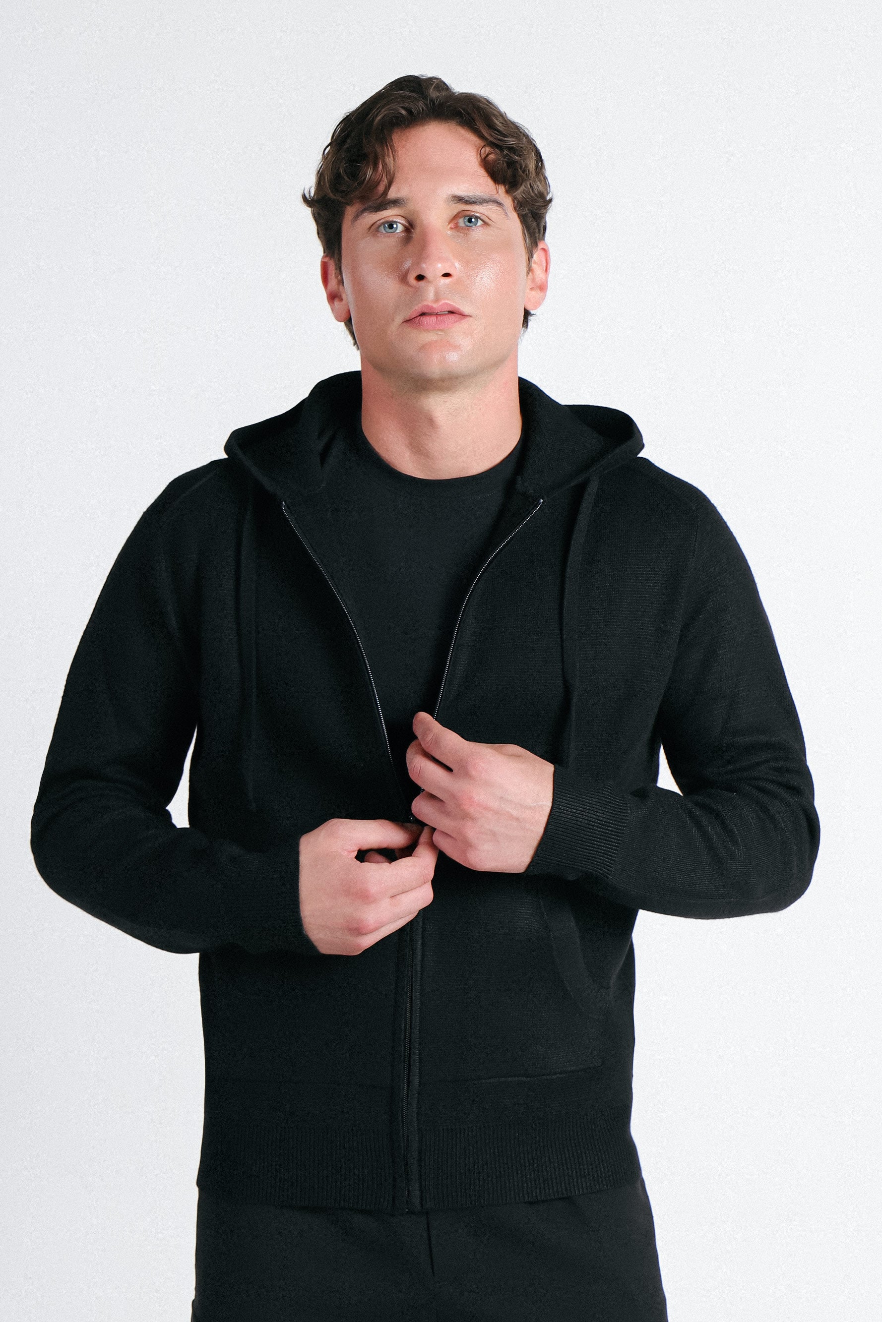 MAGLIA CON ZIP E CAPPUCCIO IN PUNTO MILANO NERO - Sonnybono