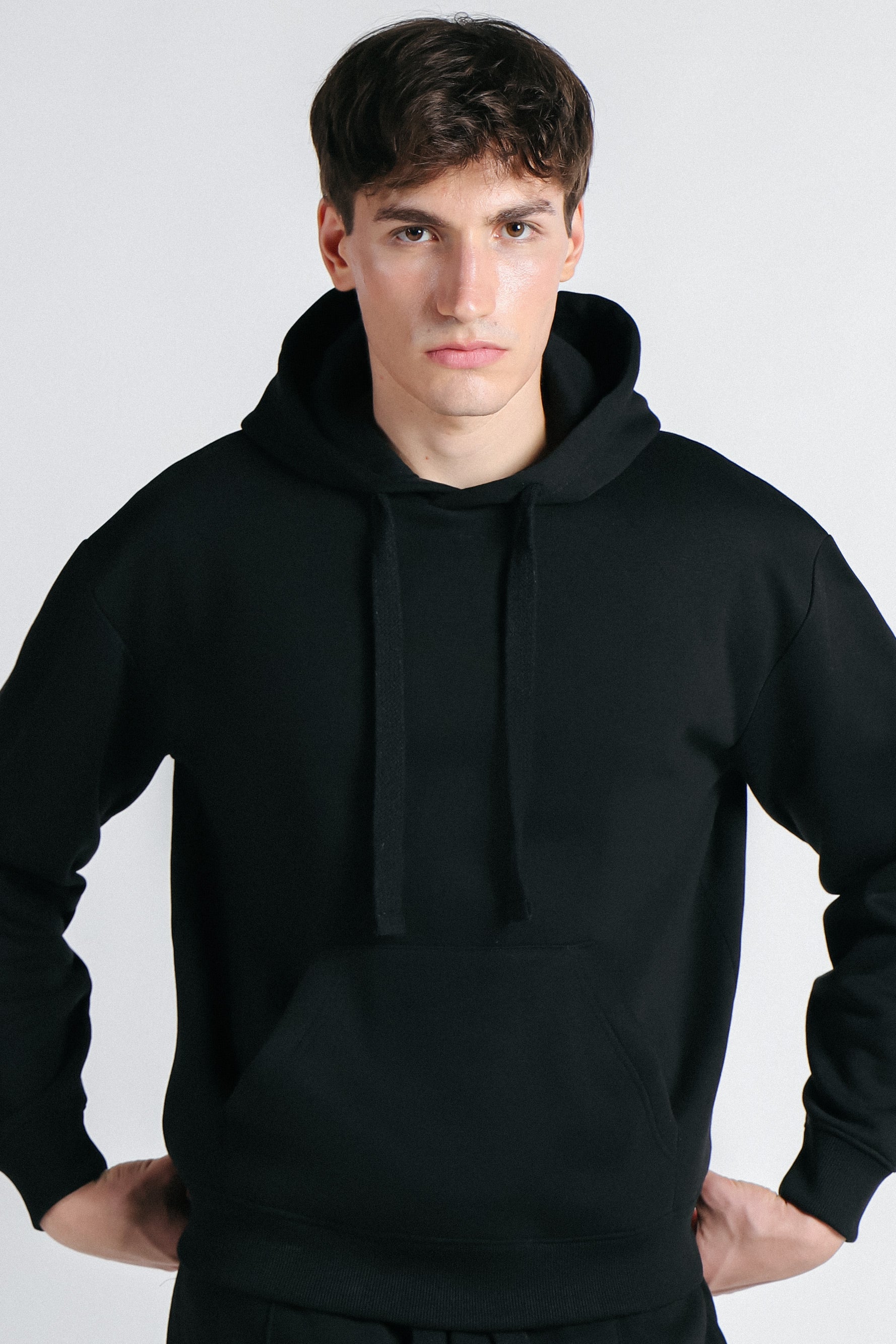 FELPA CON CAPPUCCIO E MARSUPIO BASIC NERO – Sonnybono