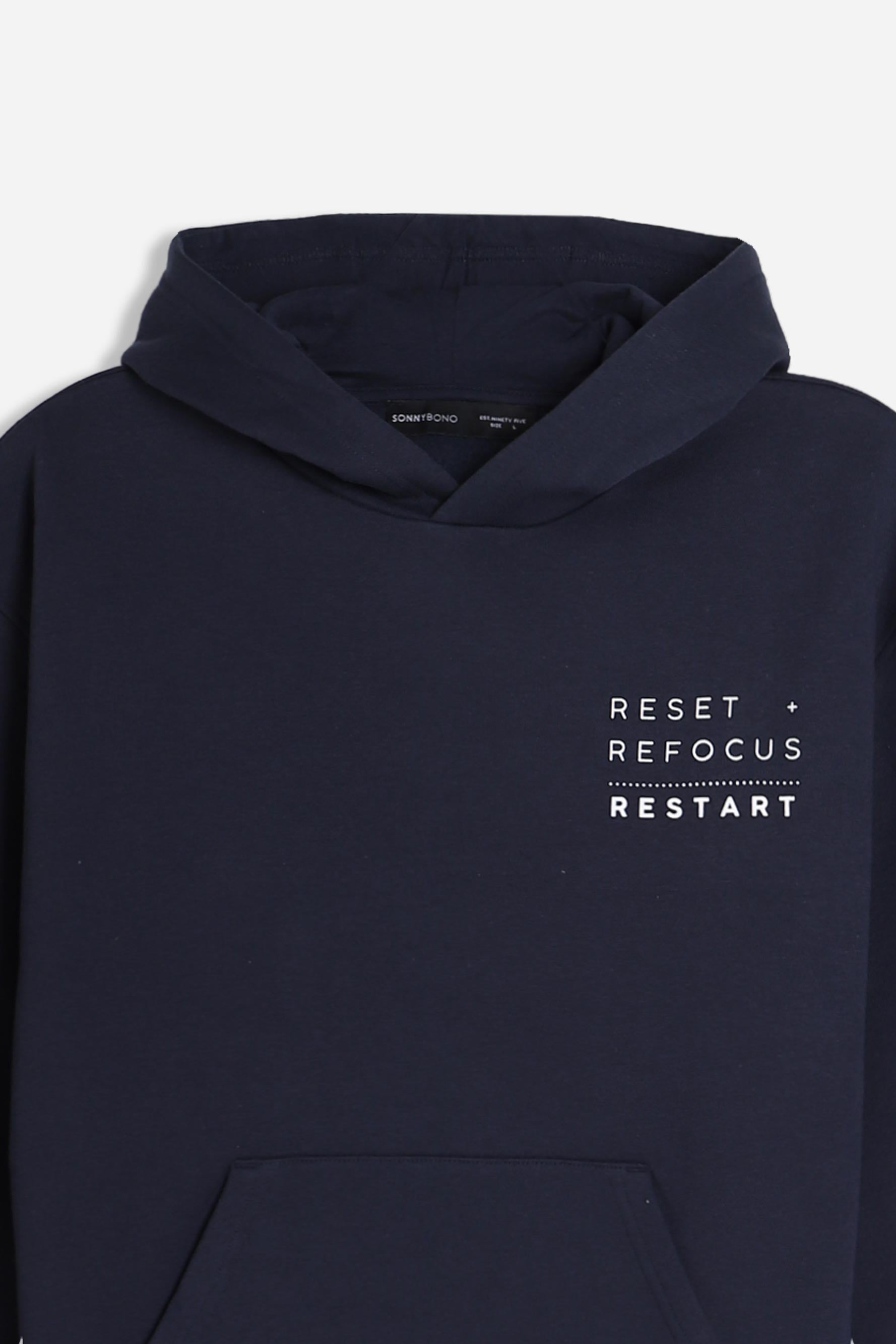 Dettaglio stampa e tasca a marsupio della felpa bleu