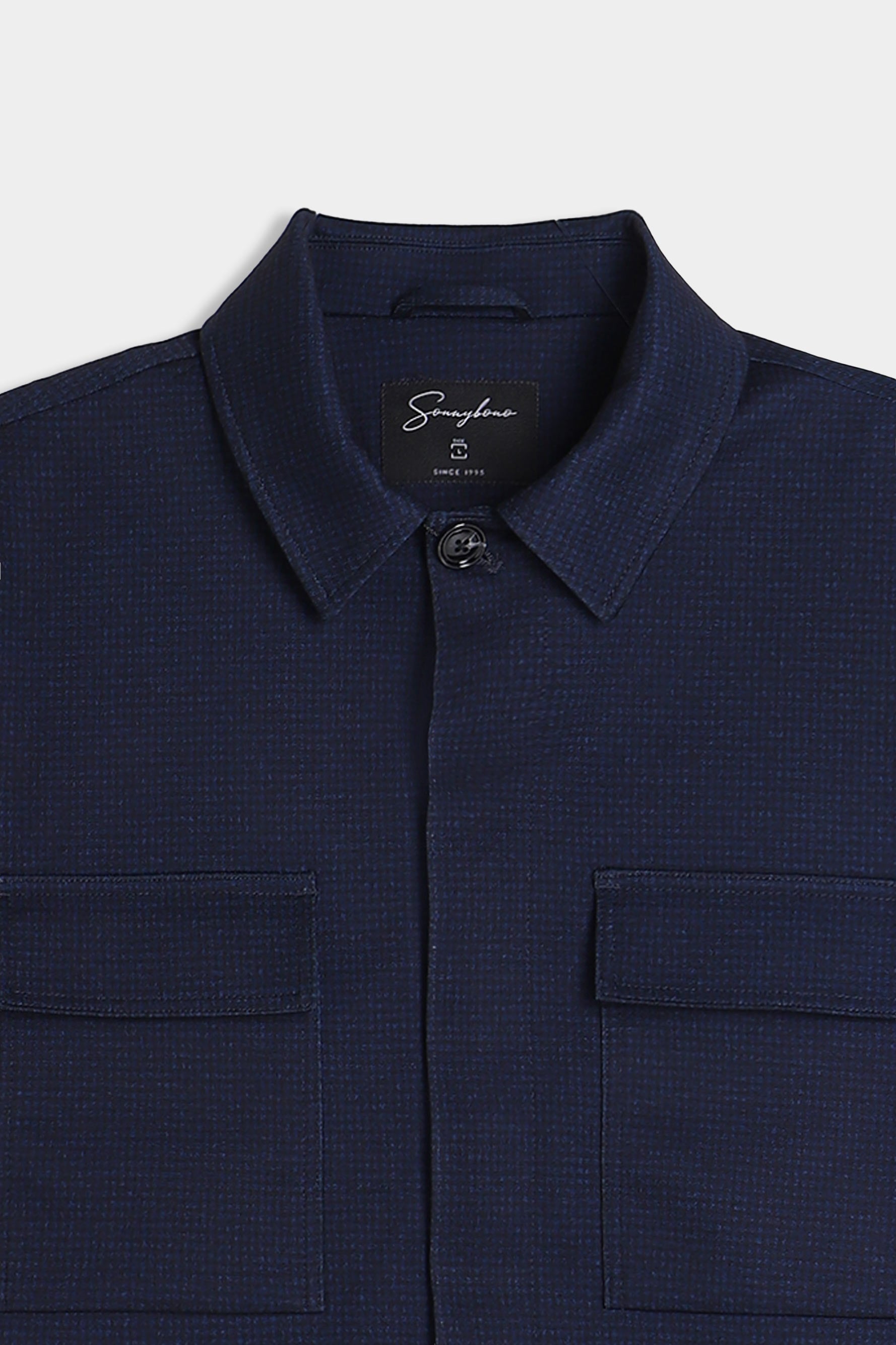 Dettaglio delle tasche frontali dell'overshirt uomo blu