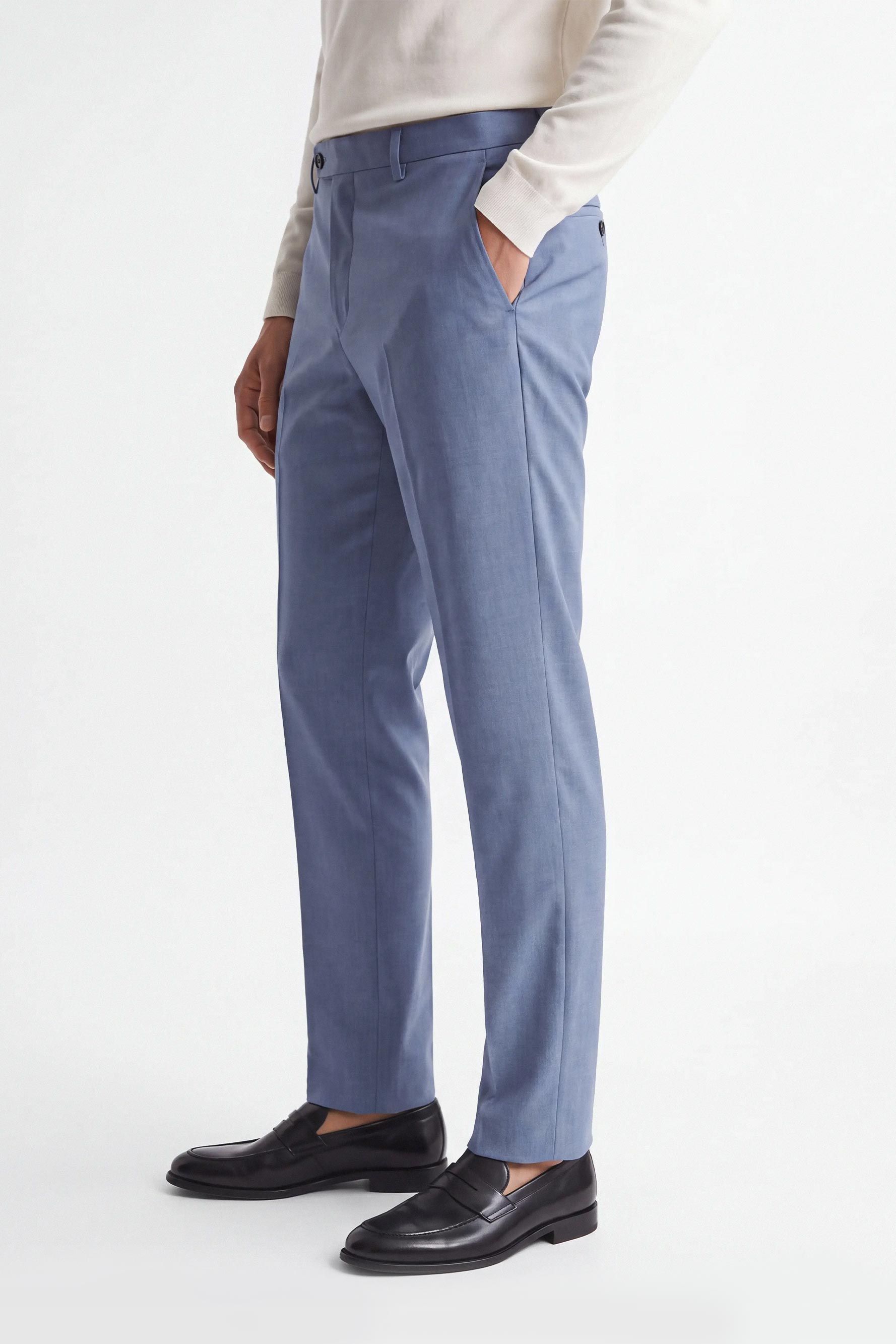 Pantalone elegante uomo polvere indossato, vista laterale