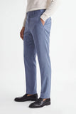 Pantalone elegante uomo polvere indossato, vista laterale