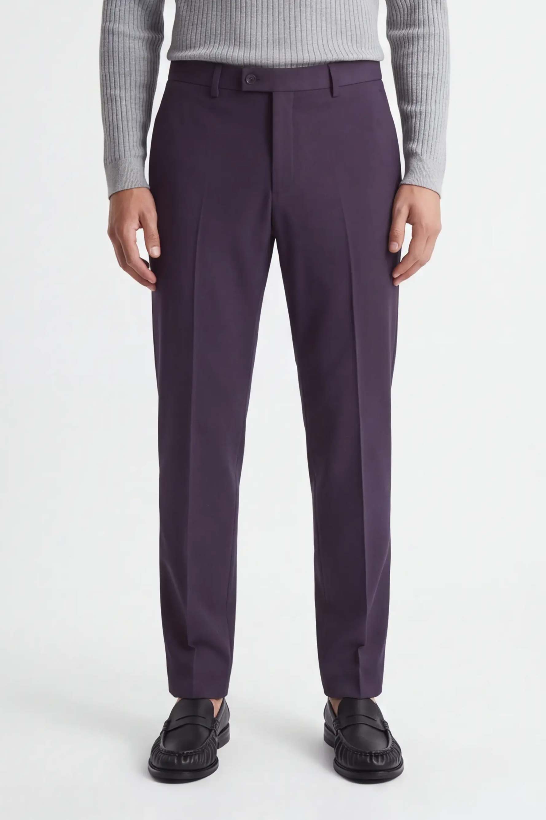 Dettaglio del pantalone da abito uomo color vinaccia