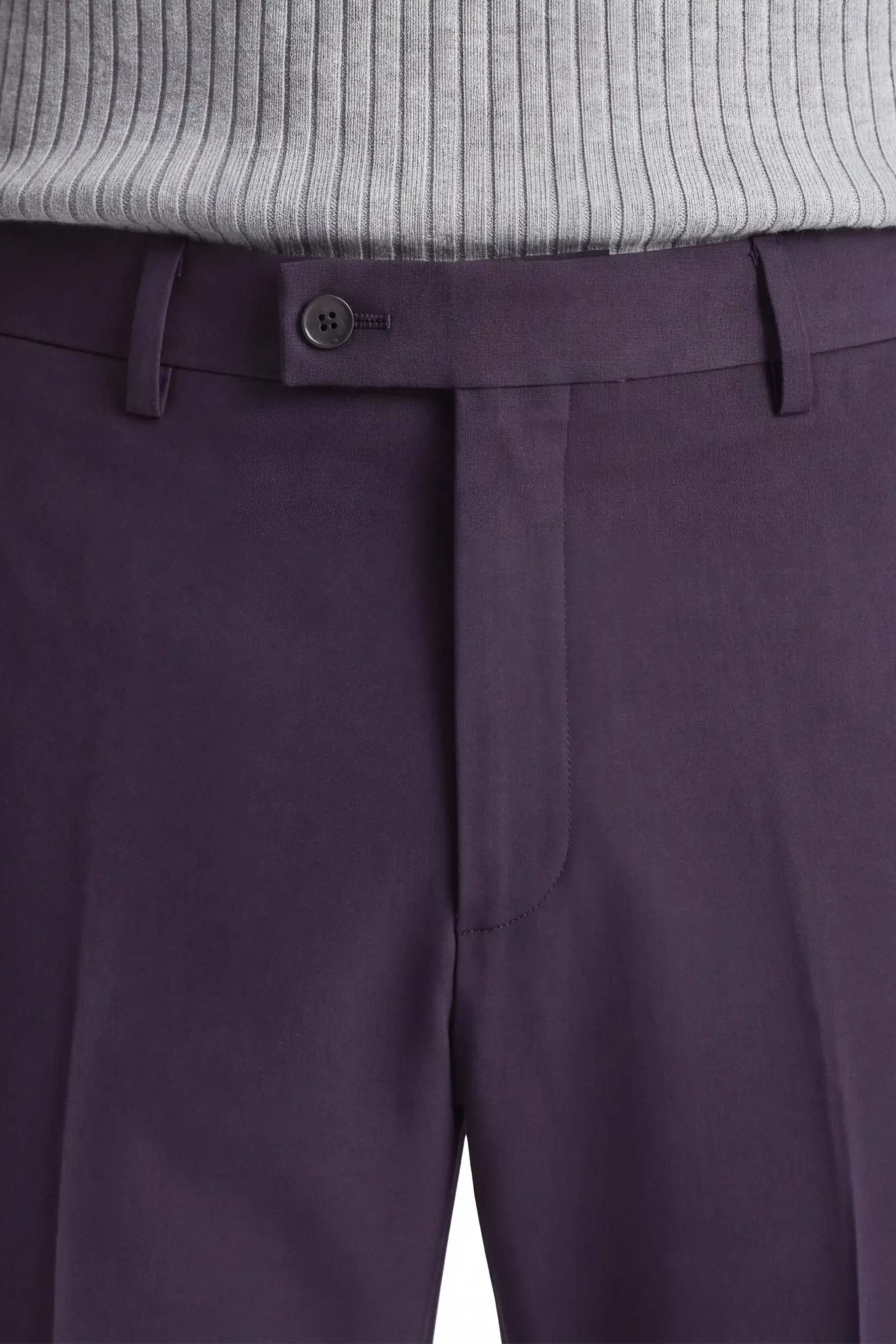 Dettaglio del pantalone da abito uomo color vinaccia