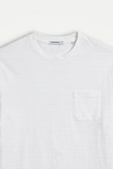 T-SHIRT GIROCOLLO CON TRAMA IN RILIEVO E TASCHINO BIANCO
