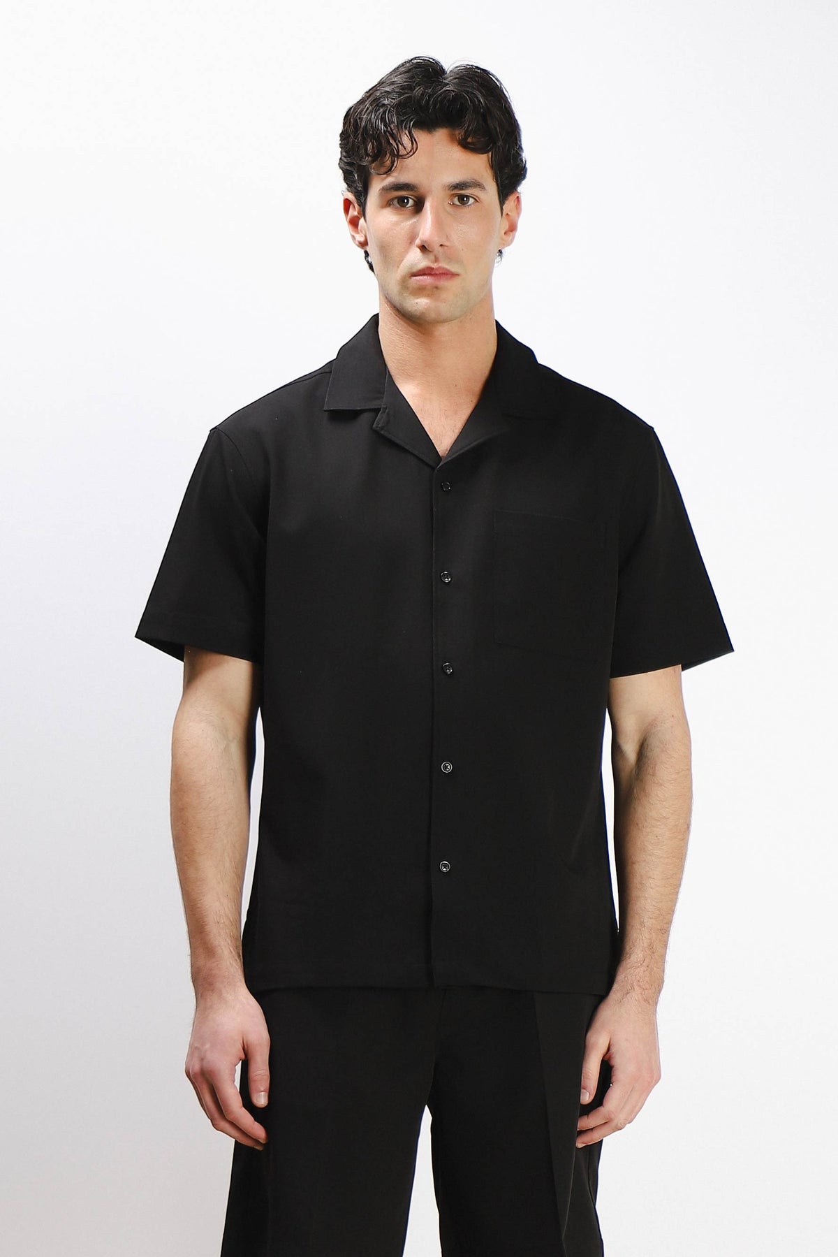 CAMICIA MEZZA MANICA COLLO BOWLING CON TASCHINO NERO