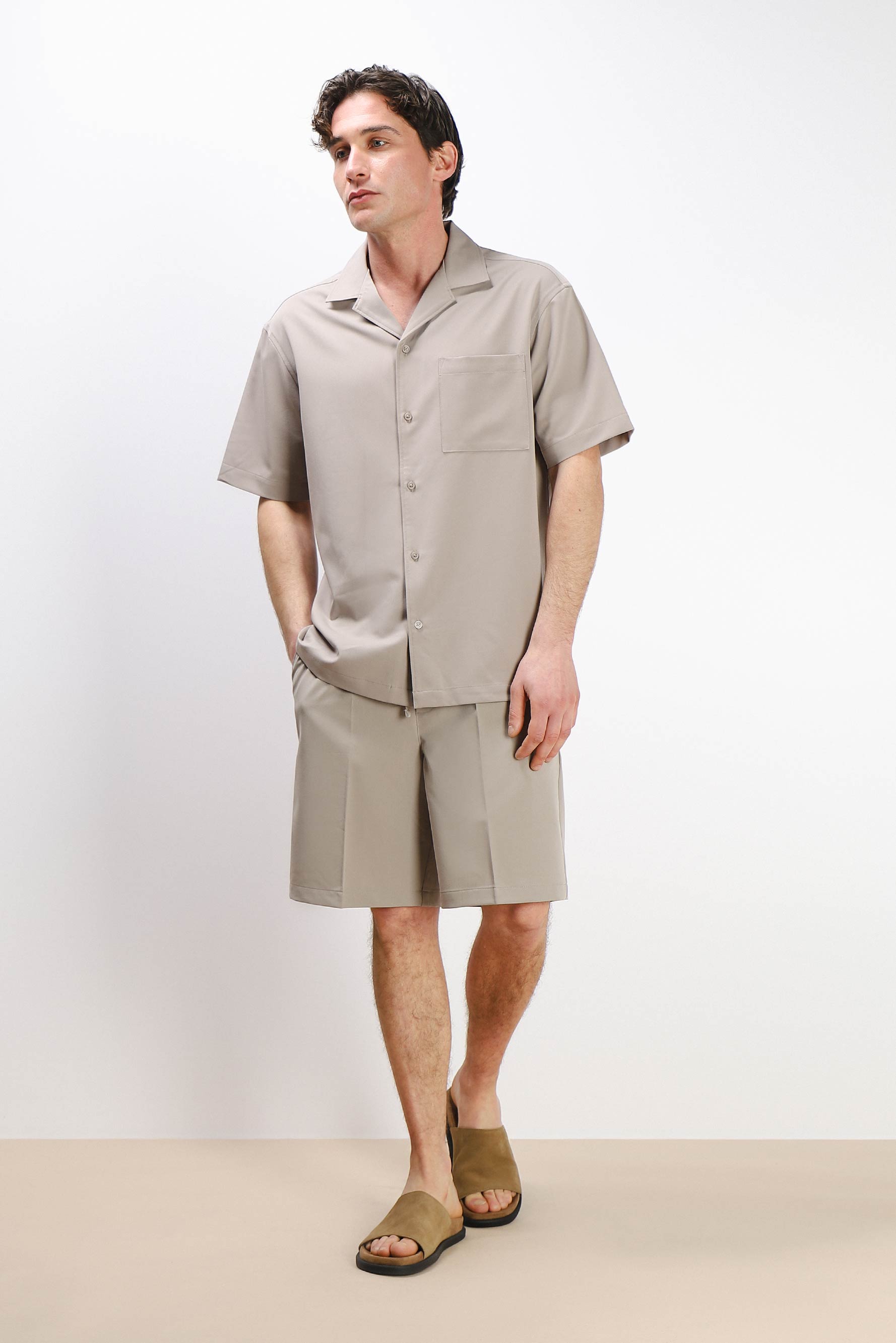 CAMICIA MEZZA MANICA COLLO BOWLING CON TASCHINO SABBIA