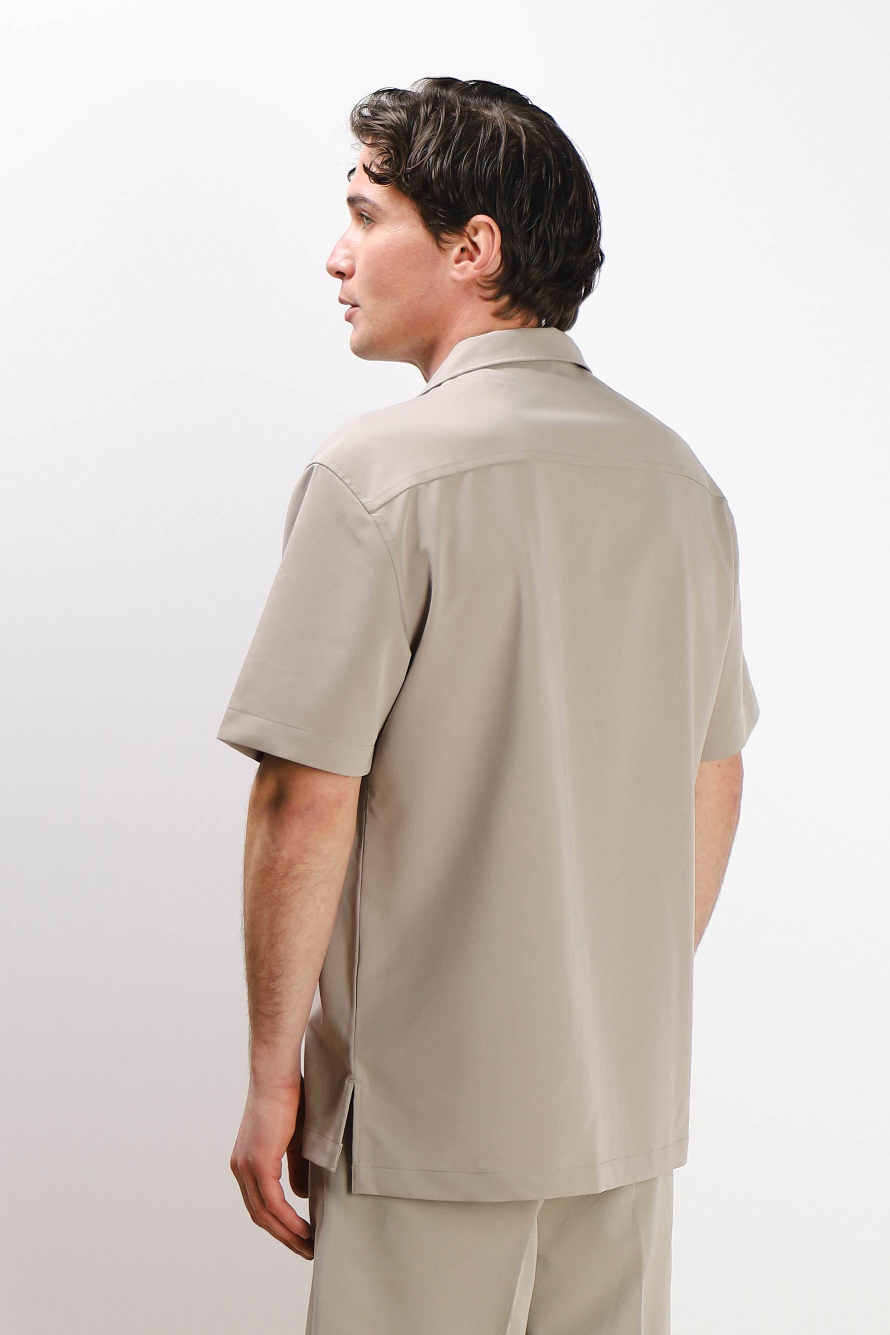 CAMICIA MEZZA MANICA COLLO BOWLING CON TASCHINO SABBIA