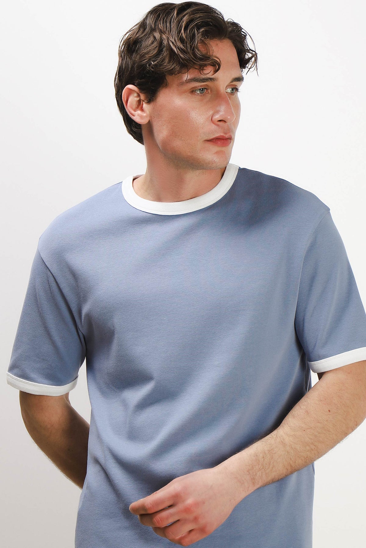 T-SHIRT CON COLLO E MANICHE A CONTRASTO AVION
