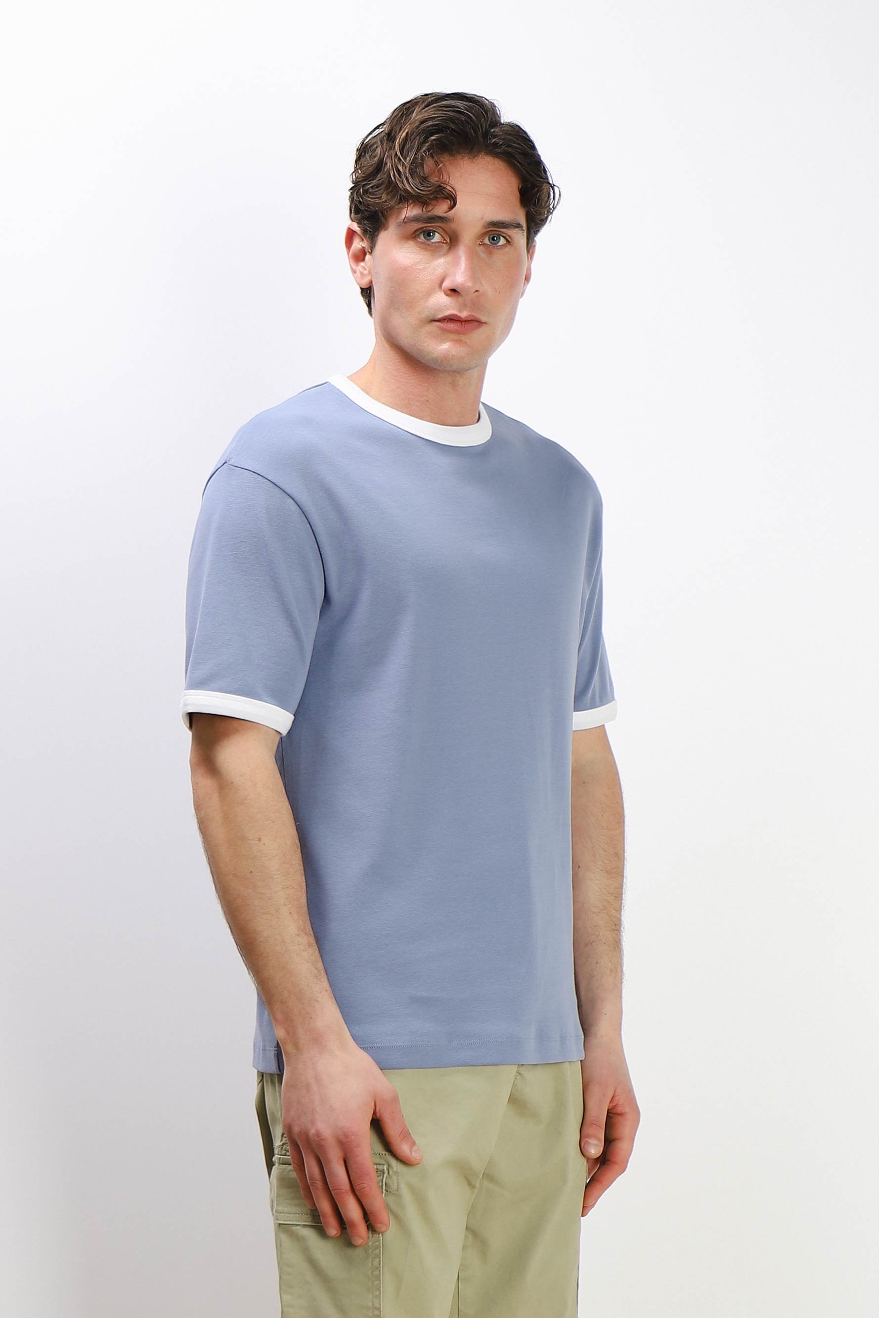 T-SHIRT CON COLLO E MANICHE A CONTRASTO AVION
