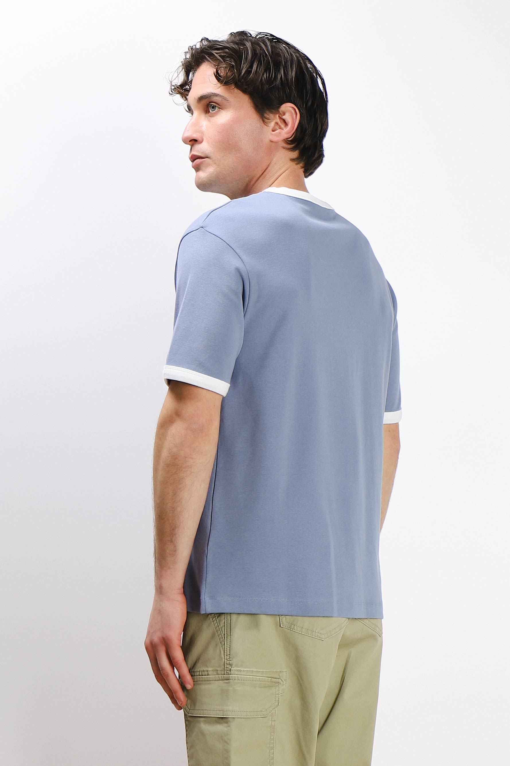 T-SHIRT CON COLLO E MANICHE A CONTRASTO AVION