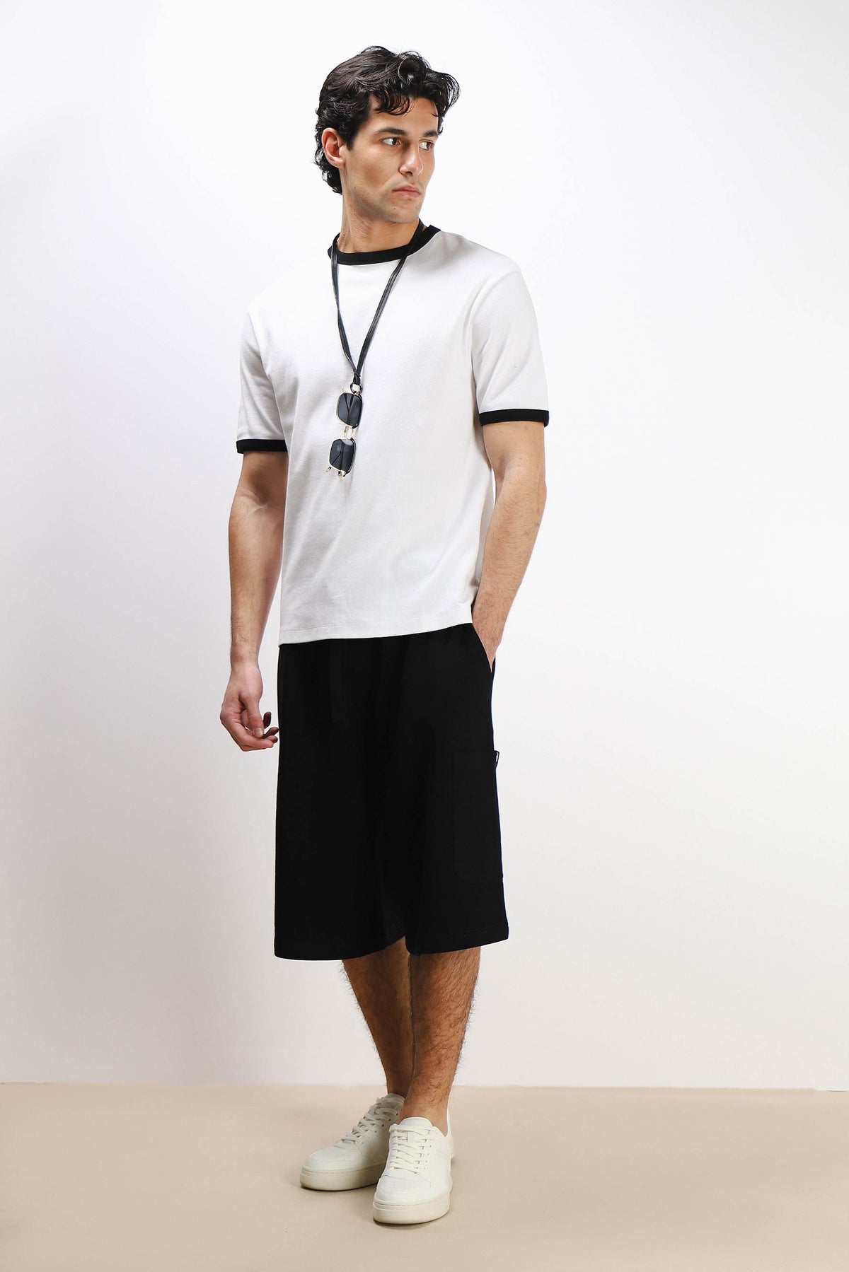 T-SHIRT CON COLLO E MANICHE A CONTRASTO BIANCO