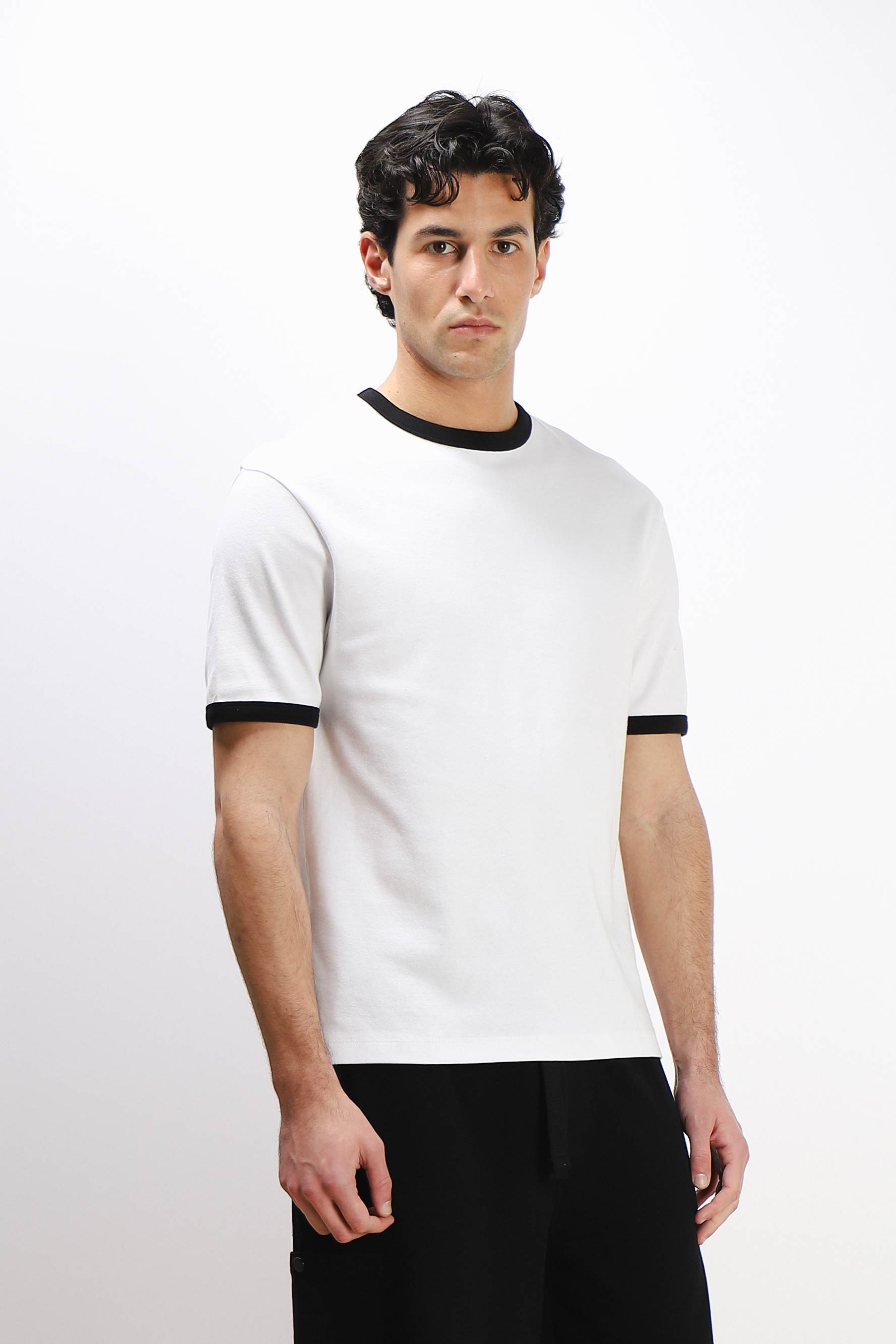 T-SHIRT CON COLLO E MANICHE A CONTRASTO BIANCO