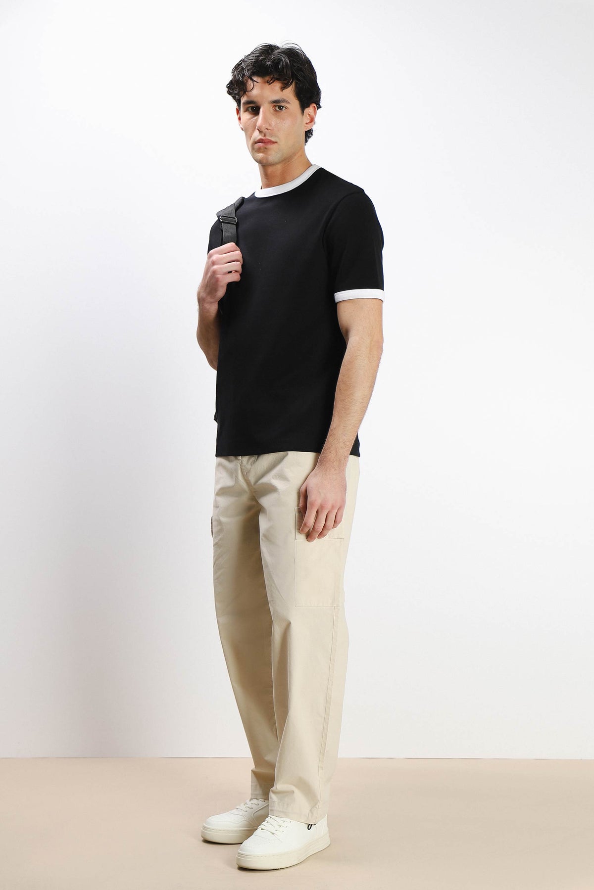 T-SHIRT CON COLLO E MANICHE A CONTRASTO NERO