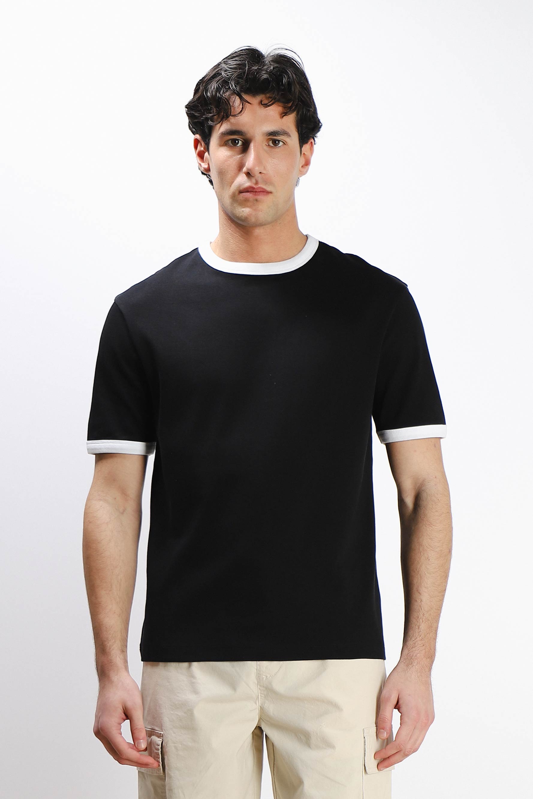 T-SHIRT CON COLLO E MANICHE A CONTRASTO NERO