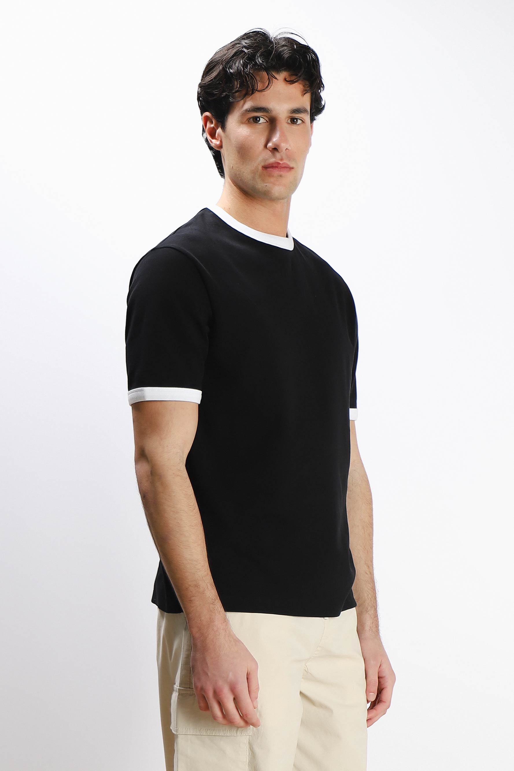 T-SHIRT CON COLLO E MANICHE A CONTRASTO NERO