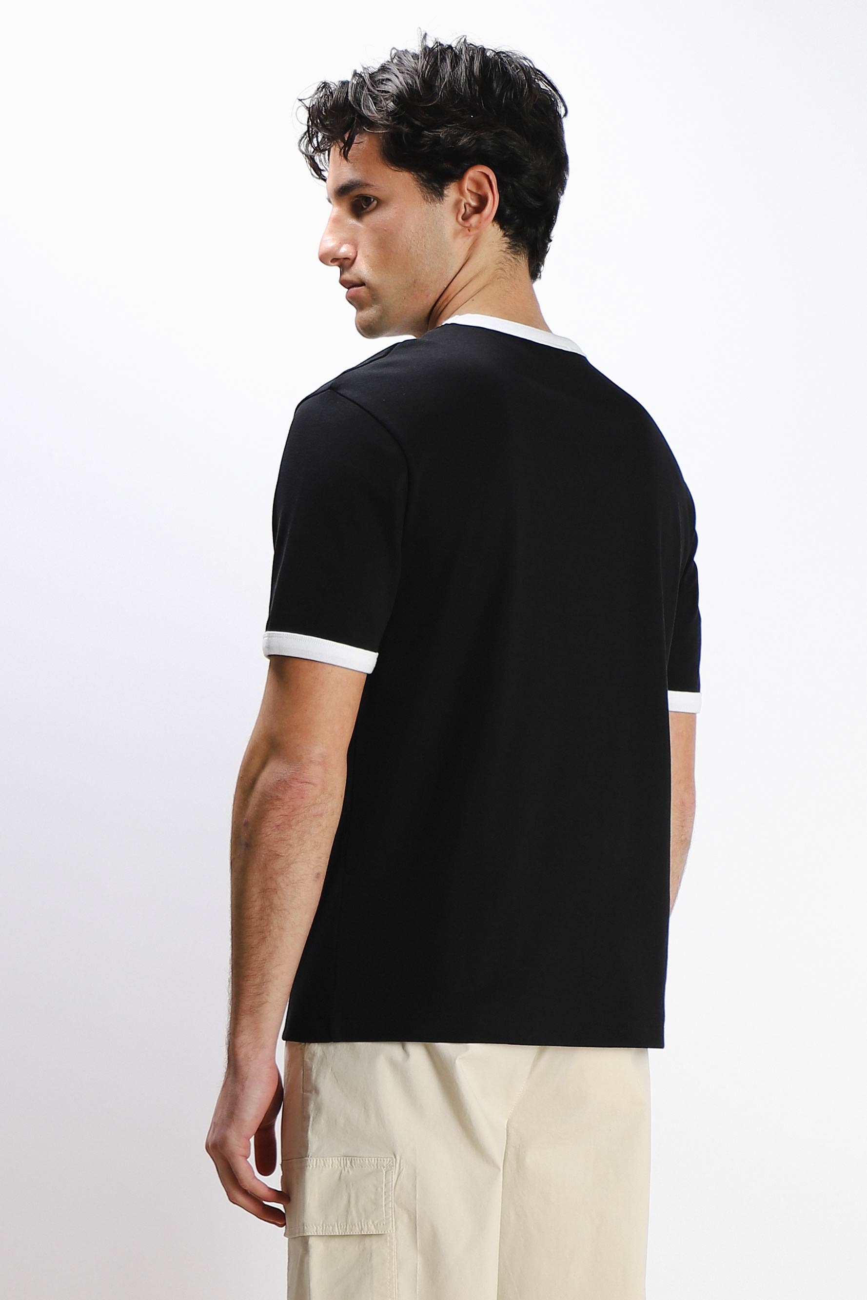 T-SHIRT CON COLLO E MANICHE A CONTRASTO NERO