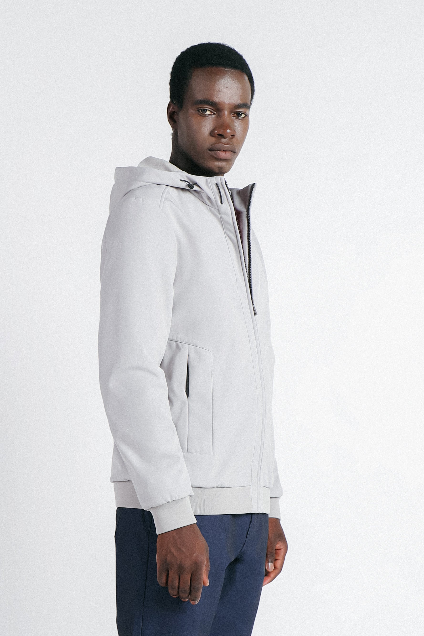 GIUBBOTTO IN SOFTSHELL CON CAPPUCCIO GRIGIO CHIARO