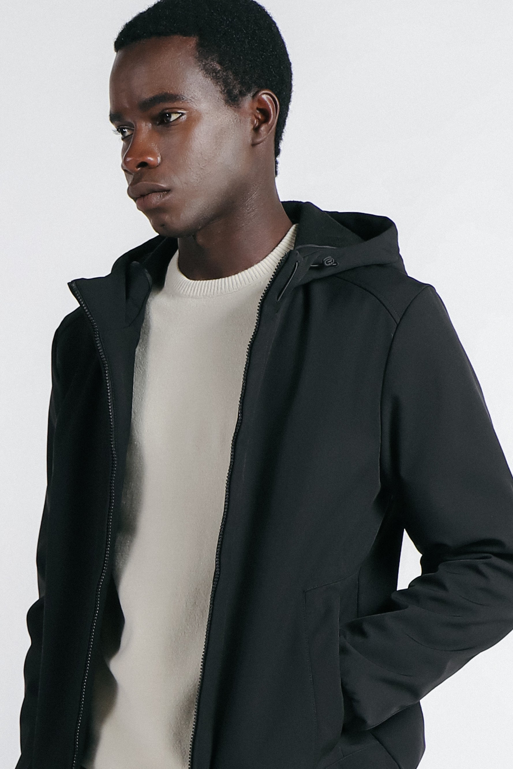 GIUBBOTTO IN SOFTSHELL CON CAPPUCCIO NERO