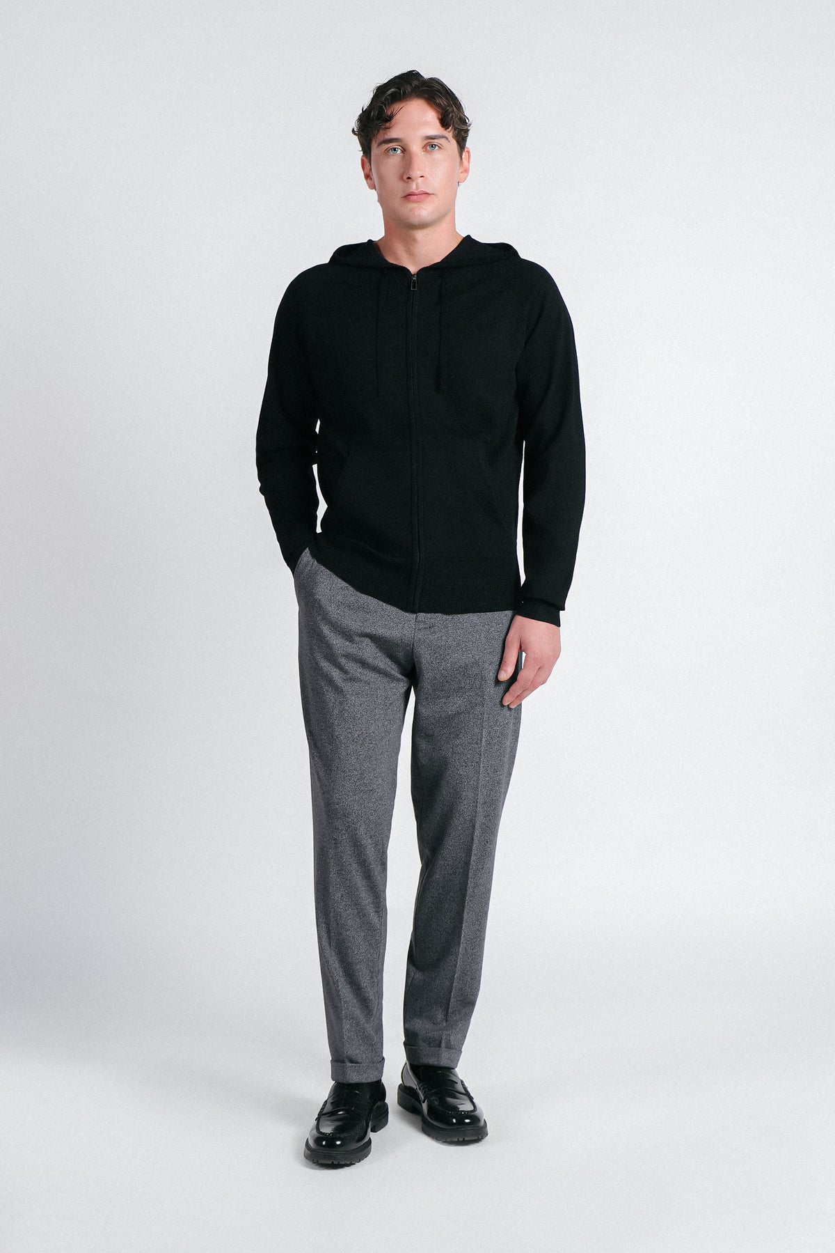 MAGLIA CON ZIP, CAPPUCCIO E MARSUPIO NERO
