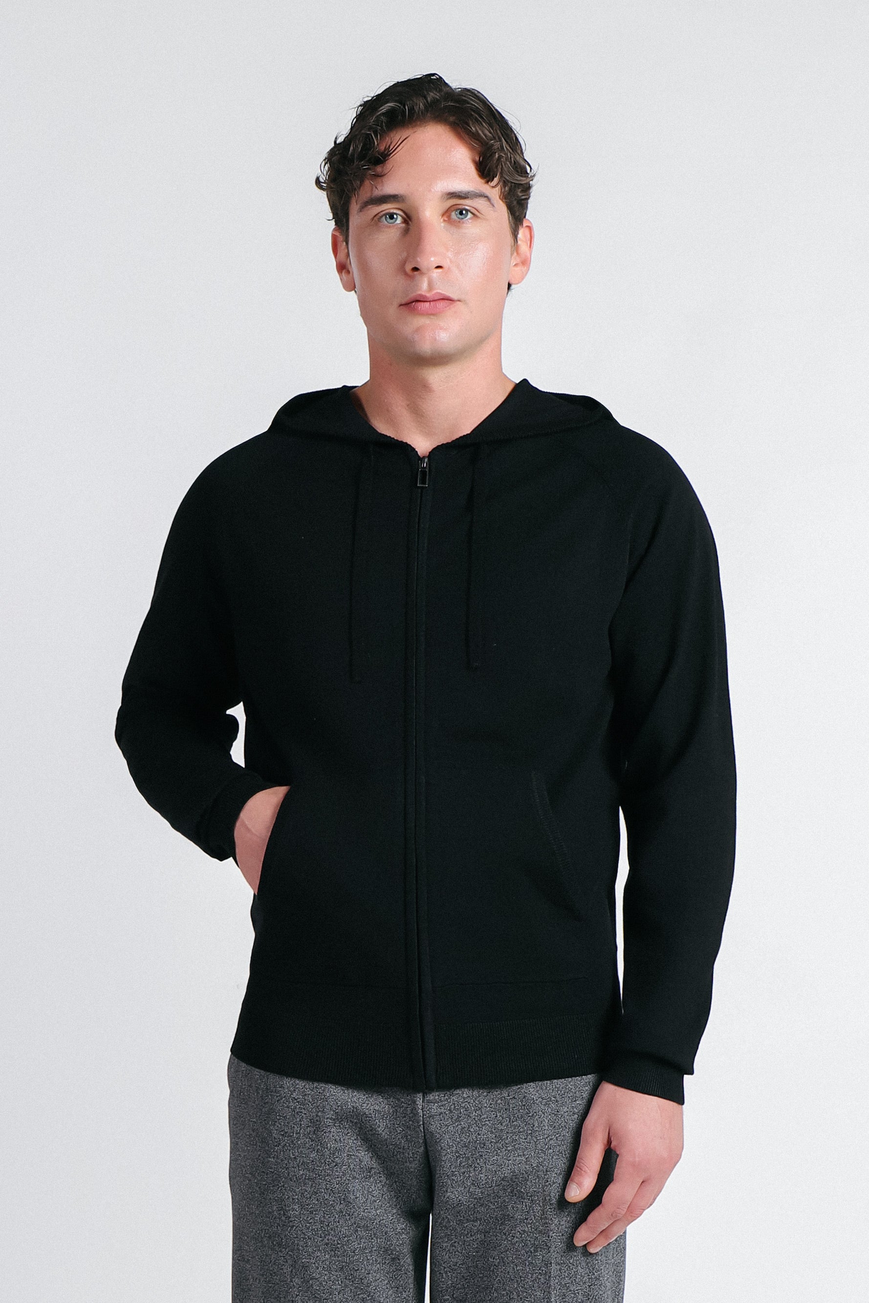 MAGLIA CON ZIP, CAPPUCCIO E MARSUPIO NERO