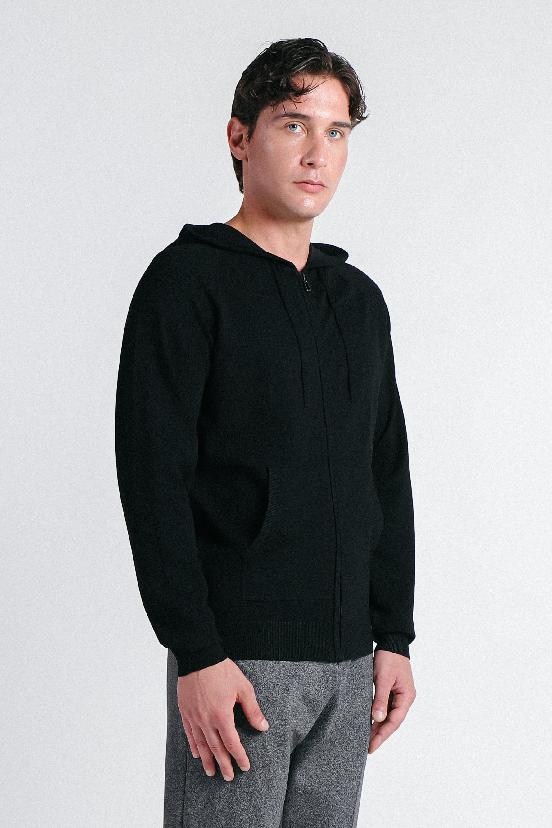 MAGLIA CON ZIP, CAPPUCCIO E MARSUPIO NERO