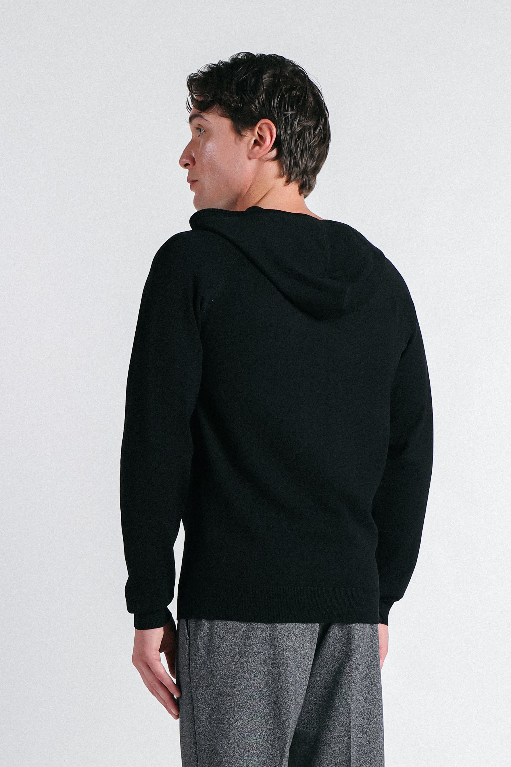 MAGLIA CON ZIP, CAPPUCCIO E MARSUPIO NERO