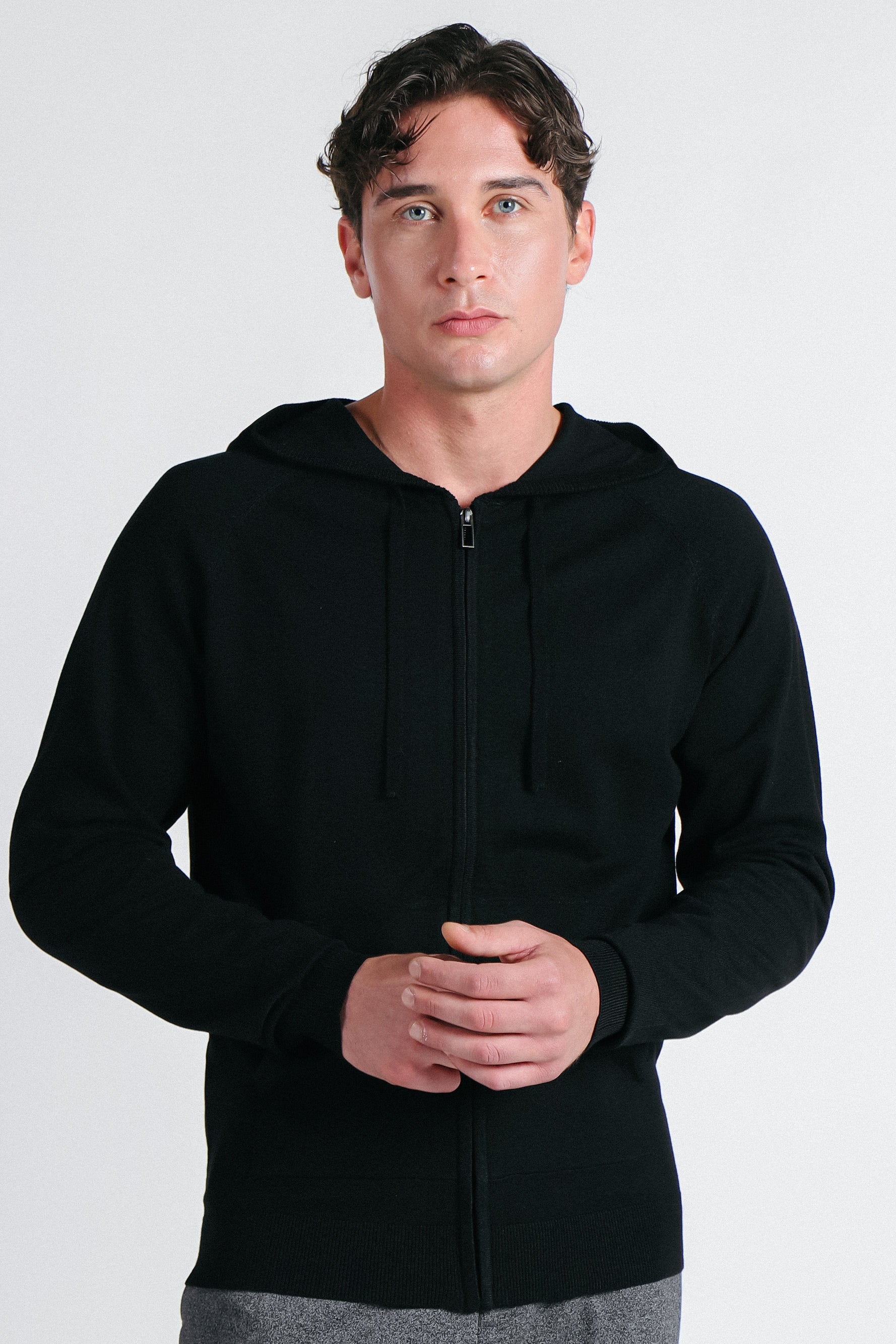 MAGLIA CON ZIP, CAPPUCCIO E MARSUPIO NERO