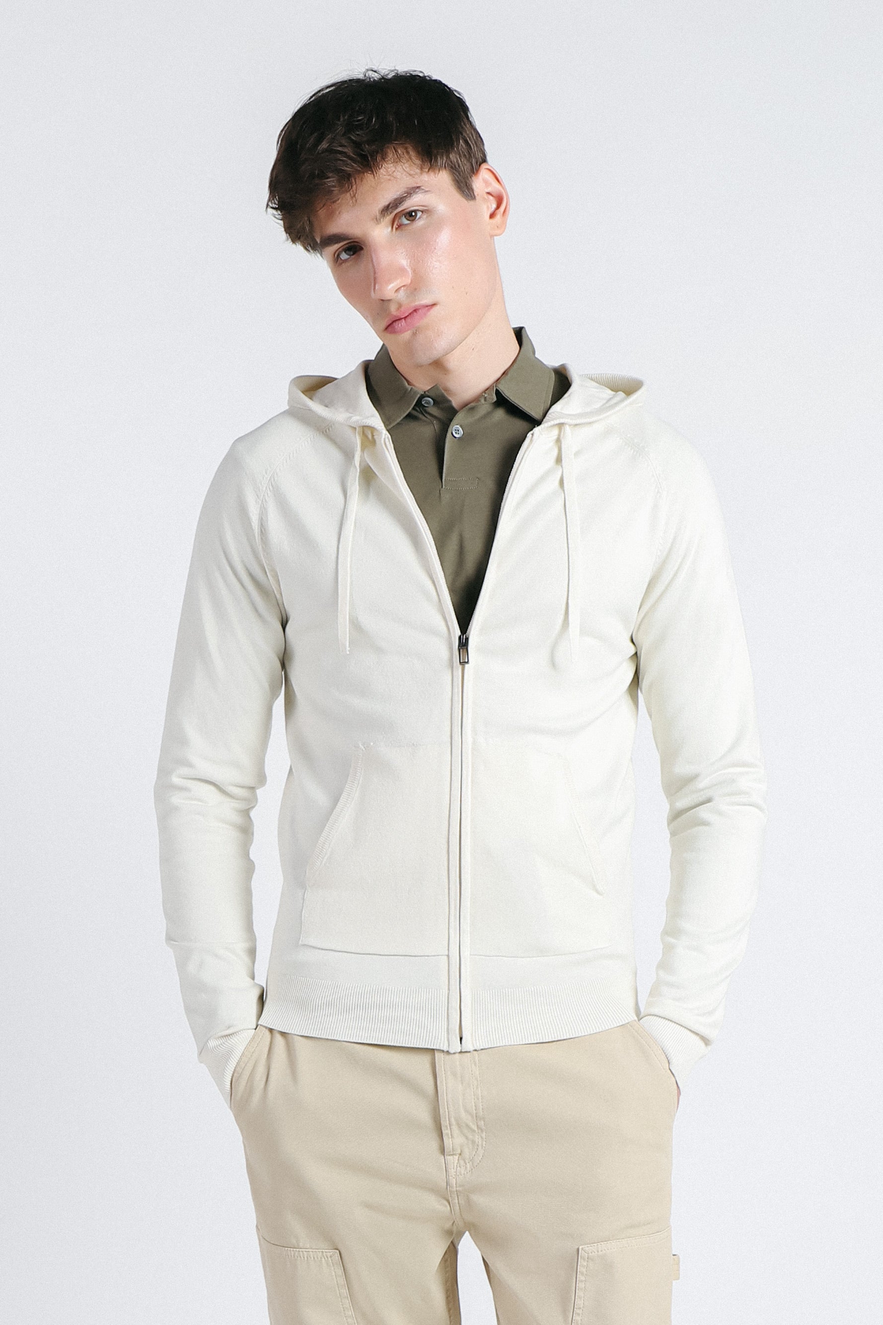 MAGLIA CON ZIP, CAPPUCCIO E MARSUPIO PANNA
