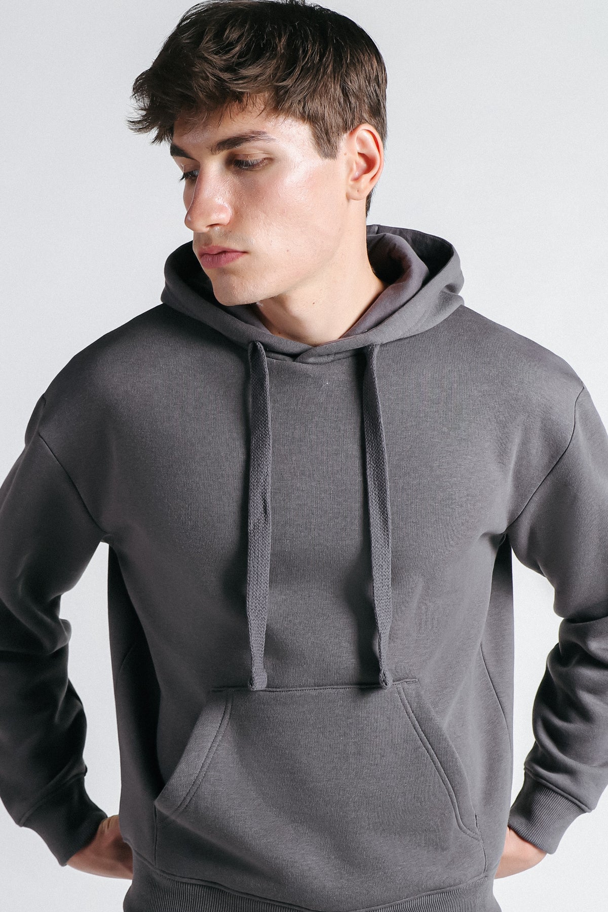 FELPA CON CAPPUCCIO E MARSUPIO BASIC GRIGIO SCURO – Sonnybono