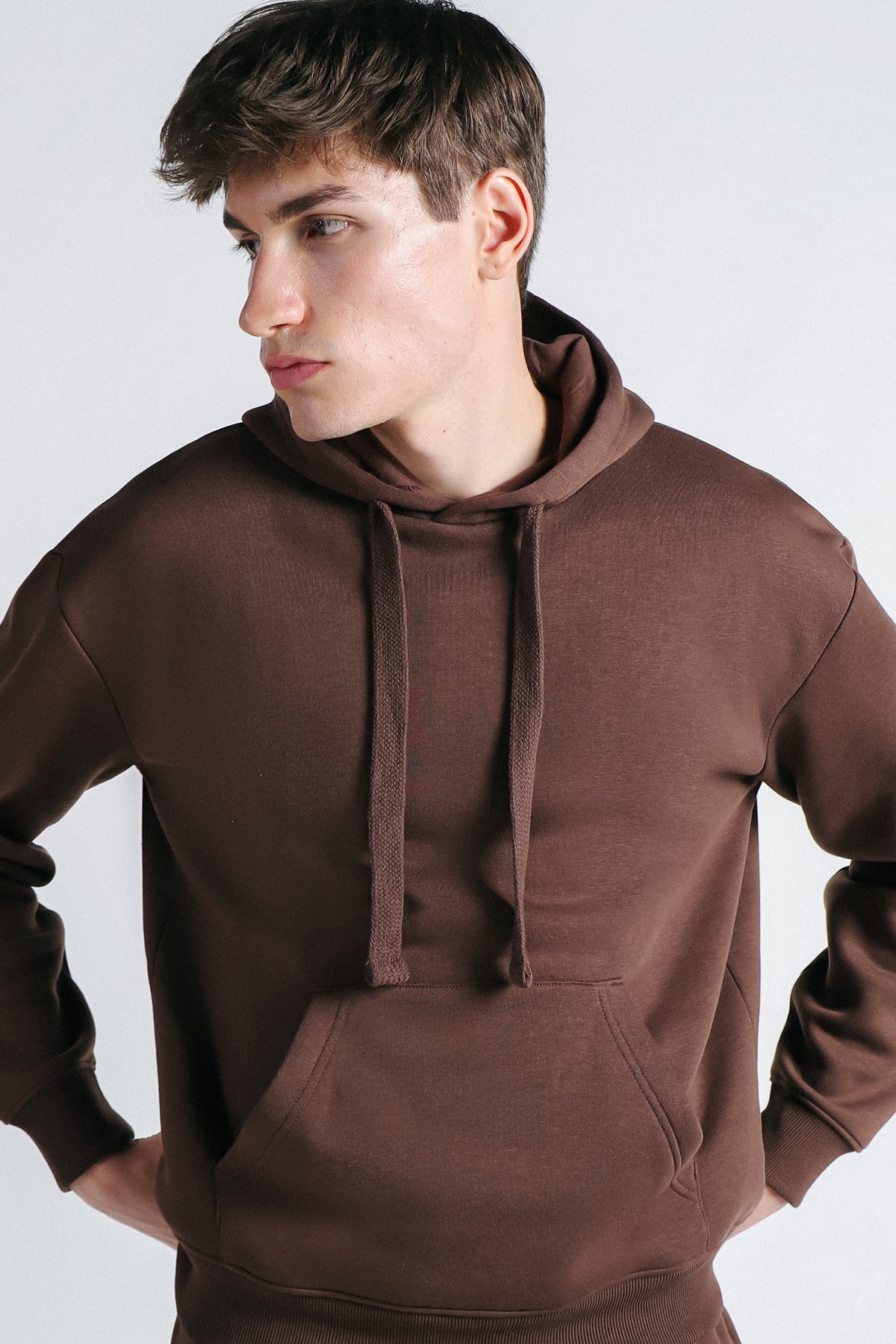 FELPA CON CAPPUCCIO E MARSUPIO OVER FIT MARRONE