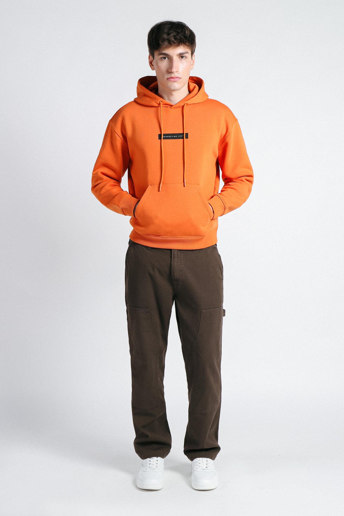 FELPA CON CAPPUCCIO E MARSUPIO CON STAMPA ARANCIO