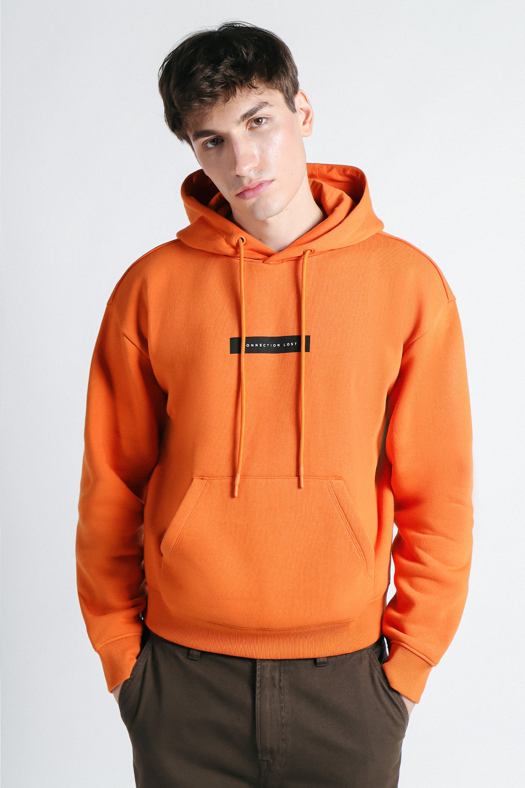 FELPA CON CAPPUCCIO E MARSUPIO CON STAMPA ARANCIO