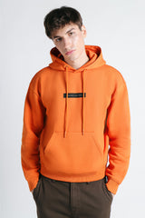 FELPA CON CAPPUCCIO E MARSUPIO CON STAMPA ARANCIO