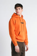 FELPA CON CAPPUCCIO E MARSUPIO CON STAMPA ARANCIO