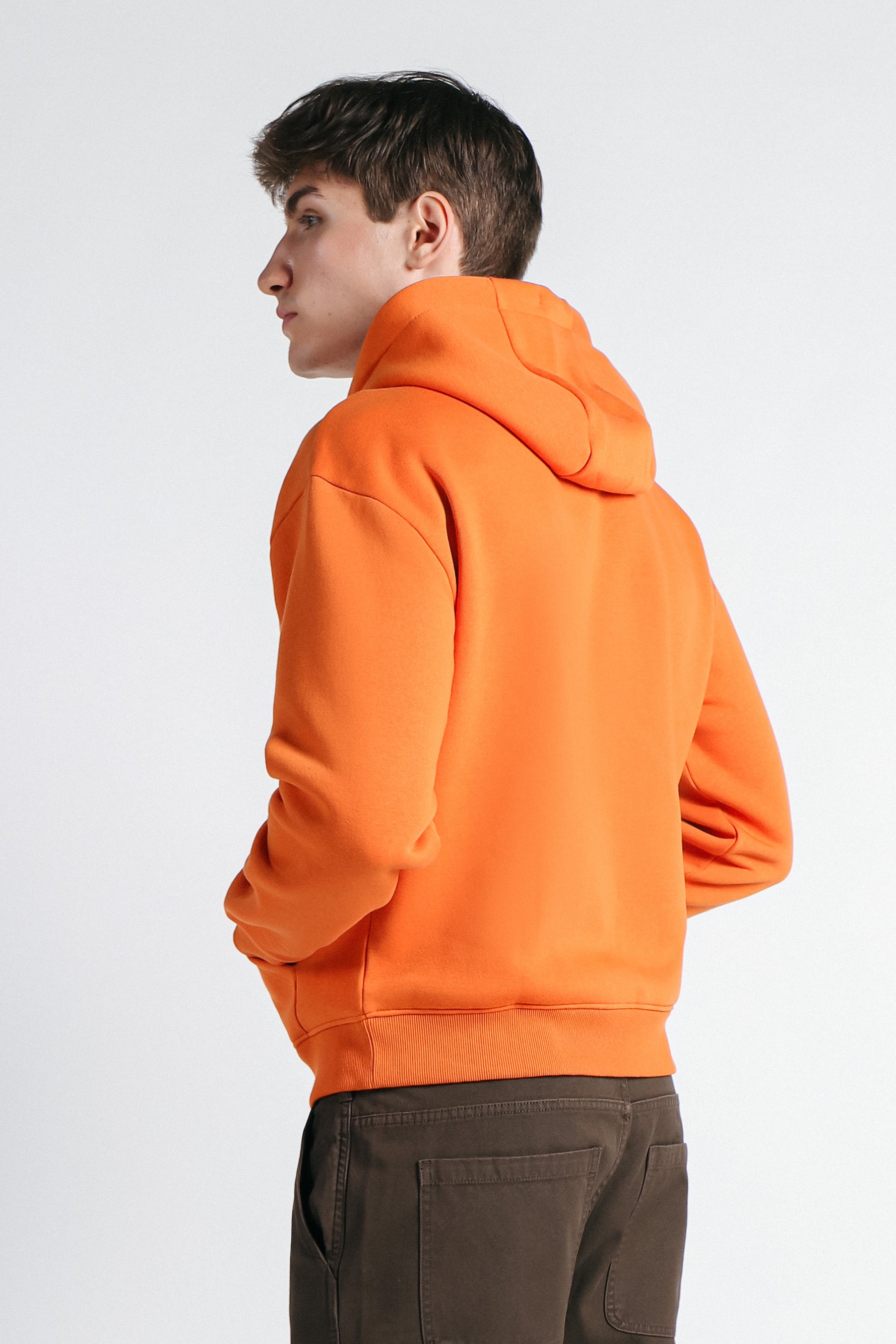 FELPA CON CAPPUCCIO E MARSUPIO CON STAMPA ARANCIO