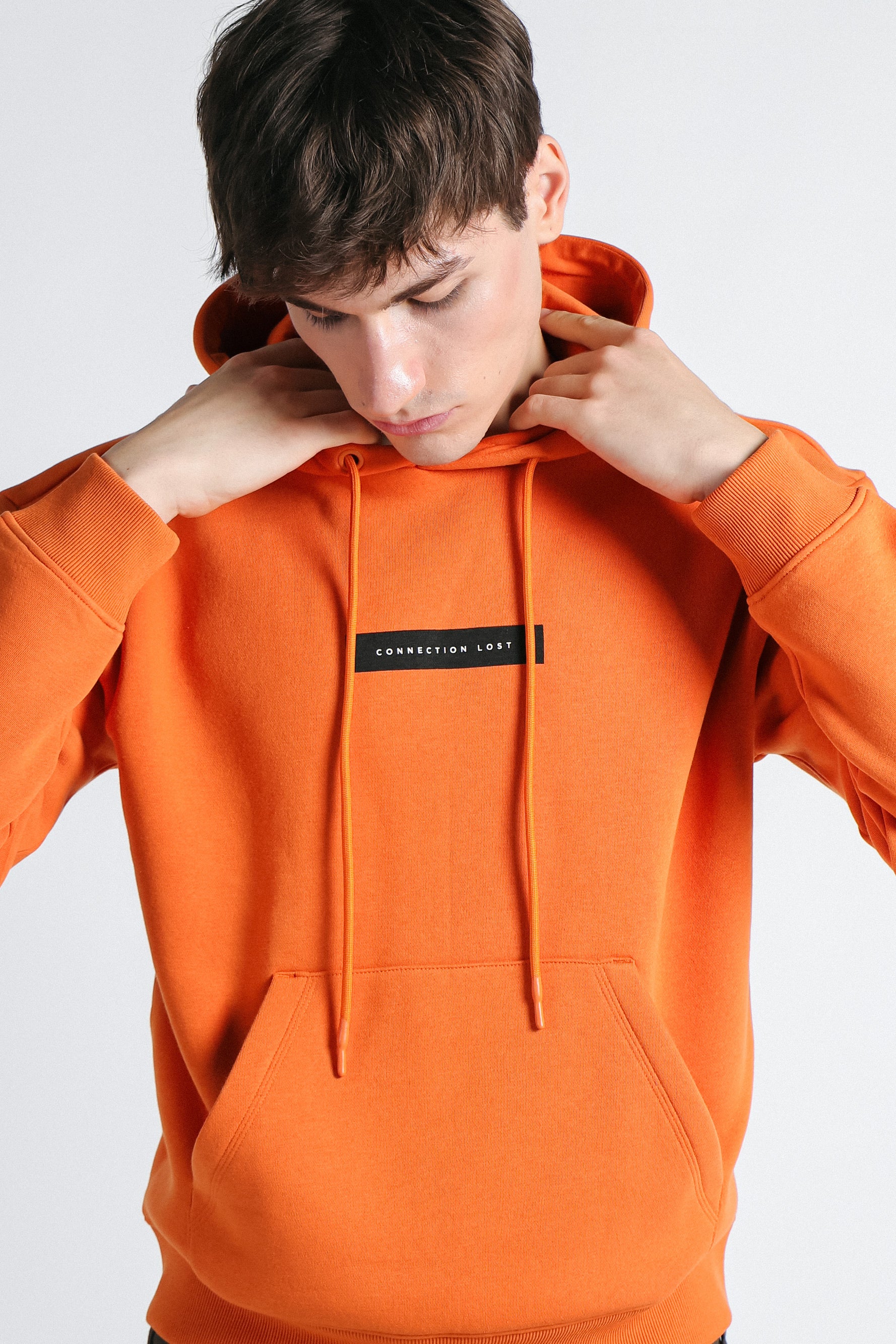FELPA CON CAPPUCCIO E MARSUPIO CON STAMPA ARANCIO