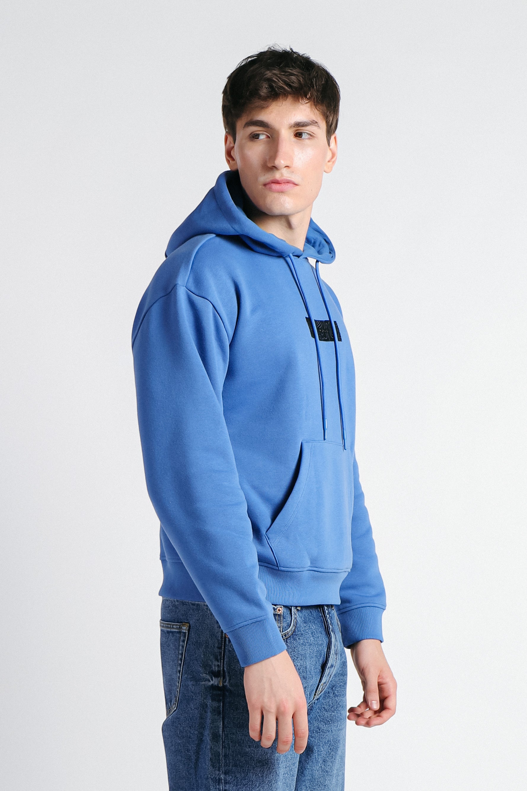 FELPA CON CAPPUCCIO E MARSUPIO CON STAMPA AZZURRO