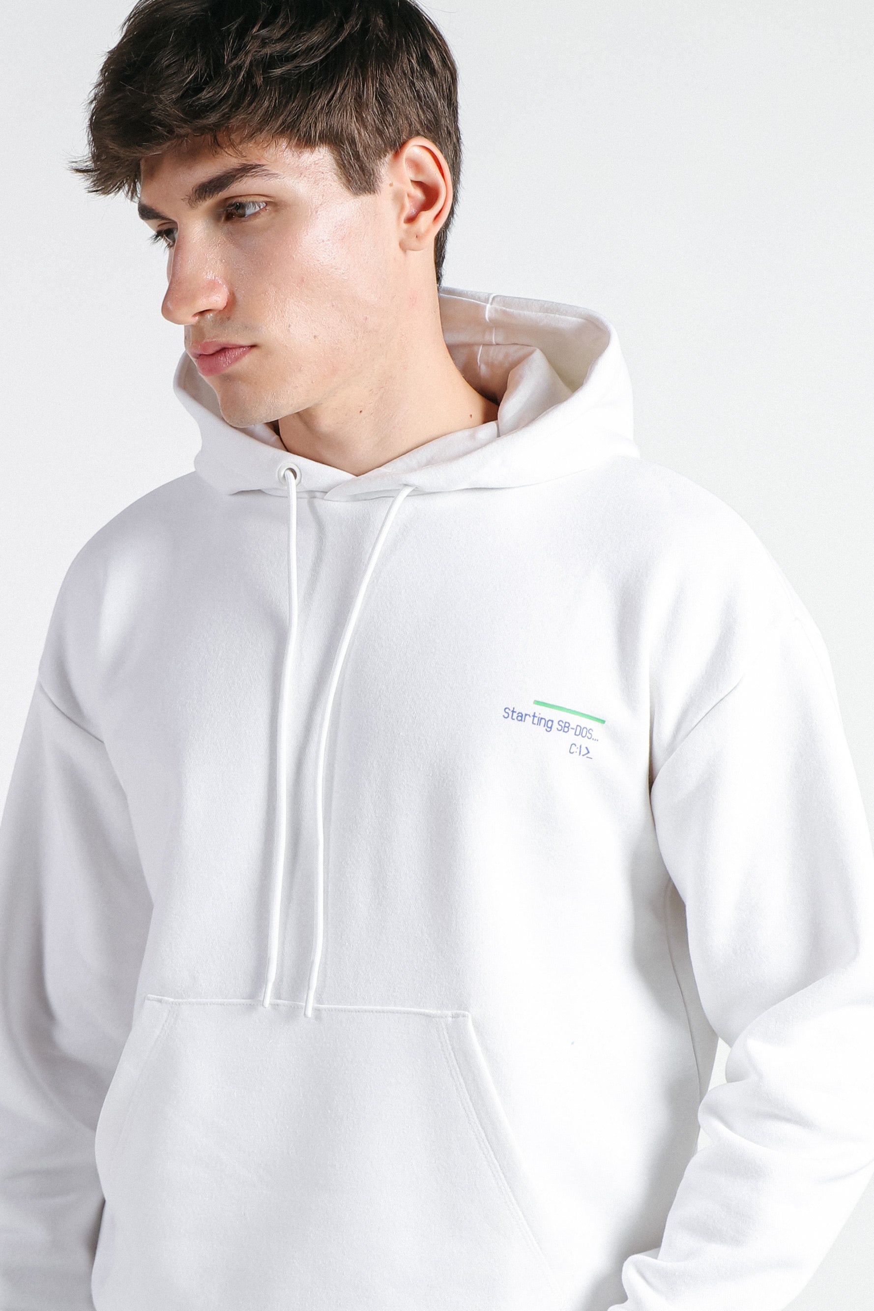 FELPA CON CAPPUCCIO E MARSUPIO CON STAMPA BIANCO