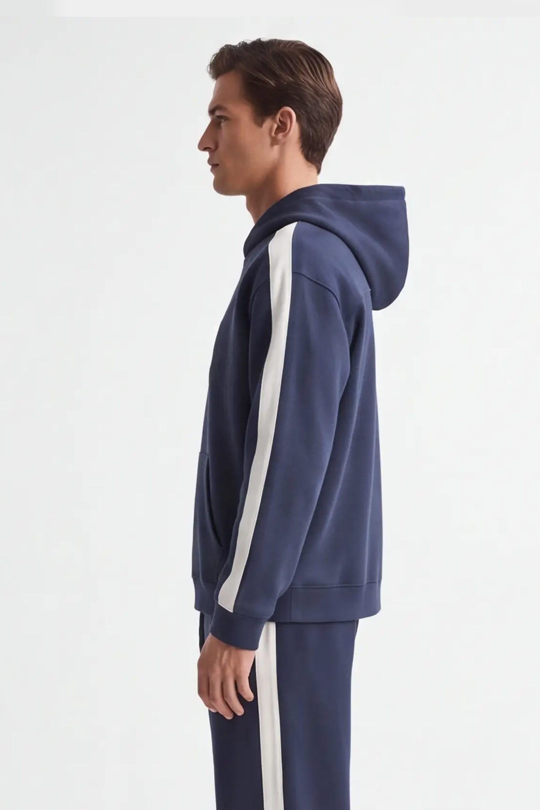 Felpa uomo bleu con cappuccio e bande rigate vista laterale