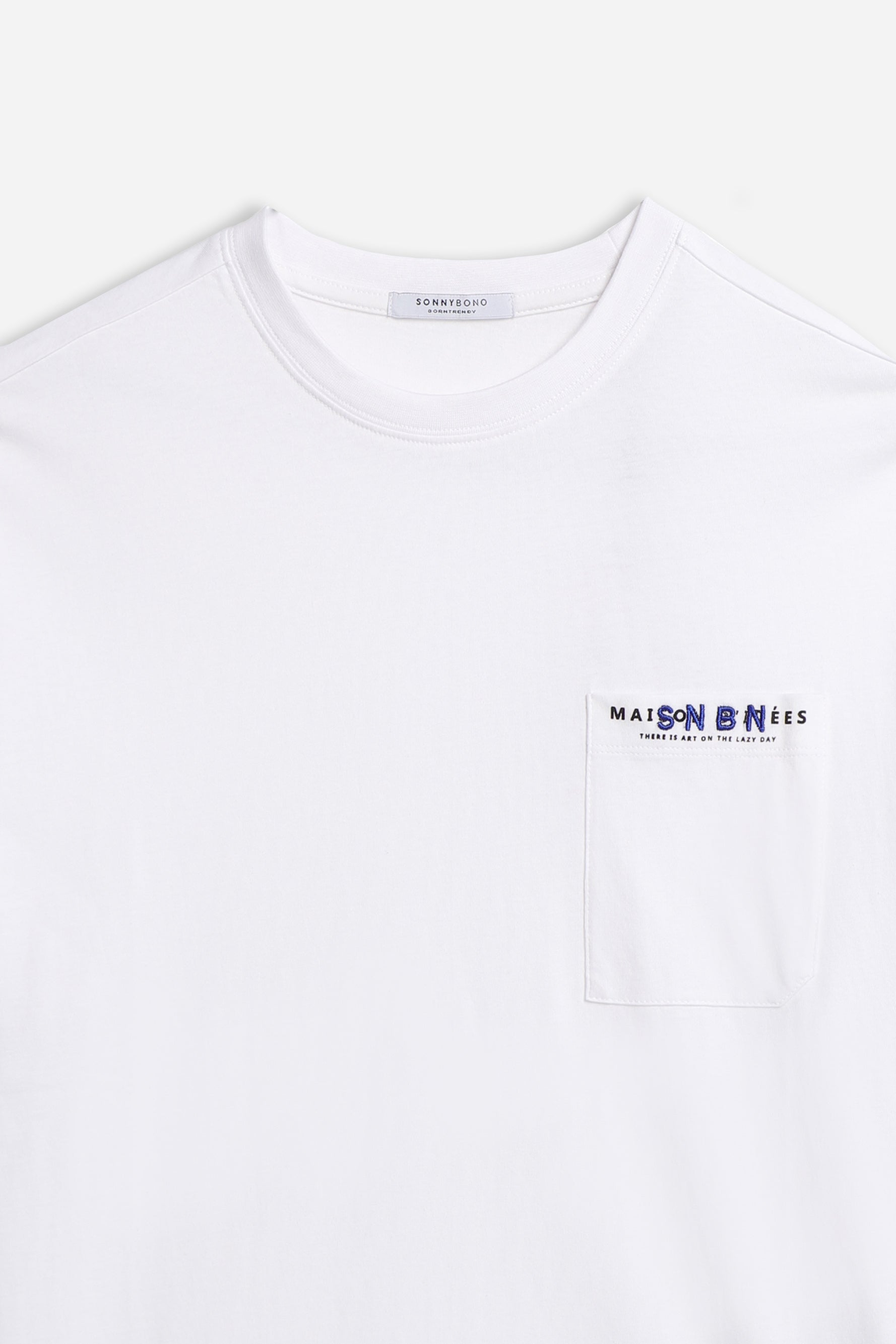 T-SHIRT CON TASCHINO E STAMPA BIANCO