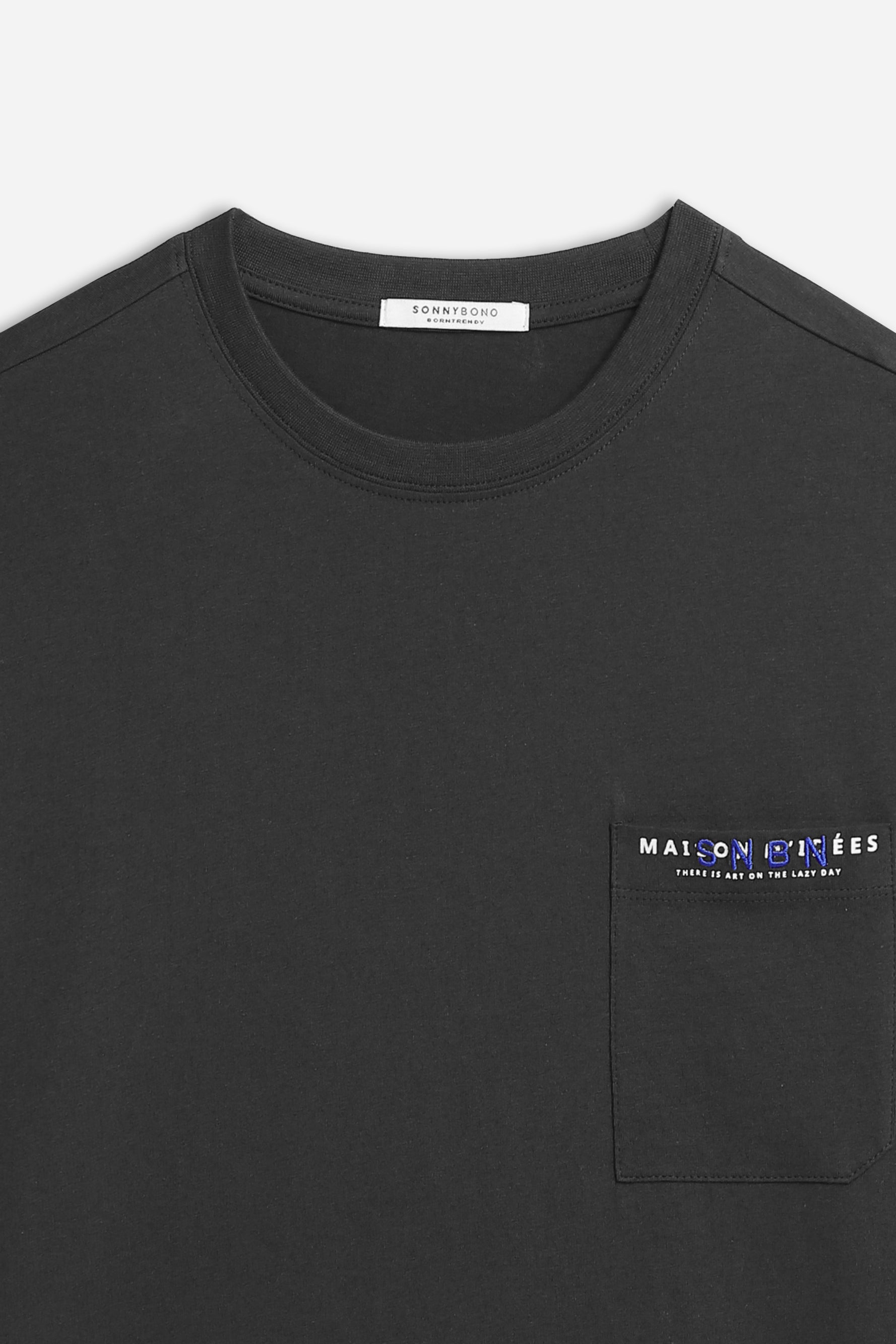 T-SHIRT CON TASCHINO E STAMPA NERO