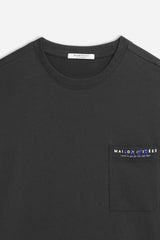 T-SHIRT CON TASCHINO E STAMPA NERO