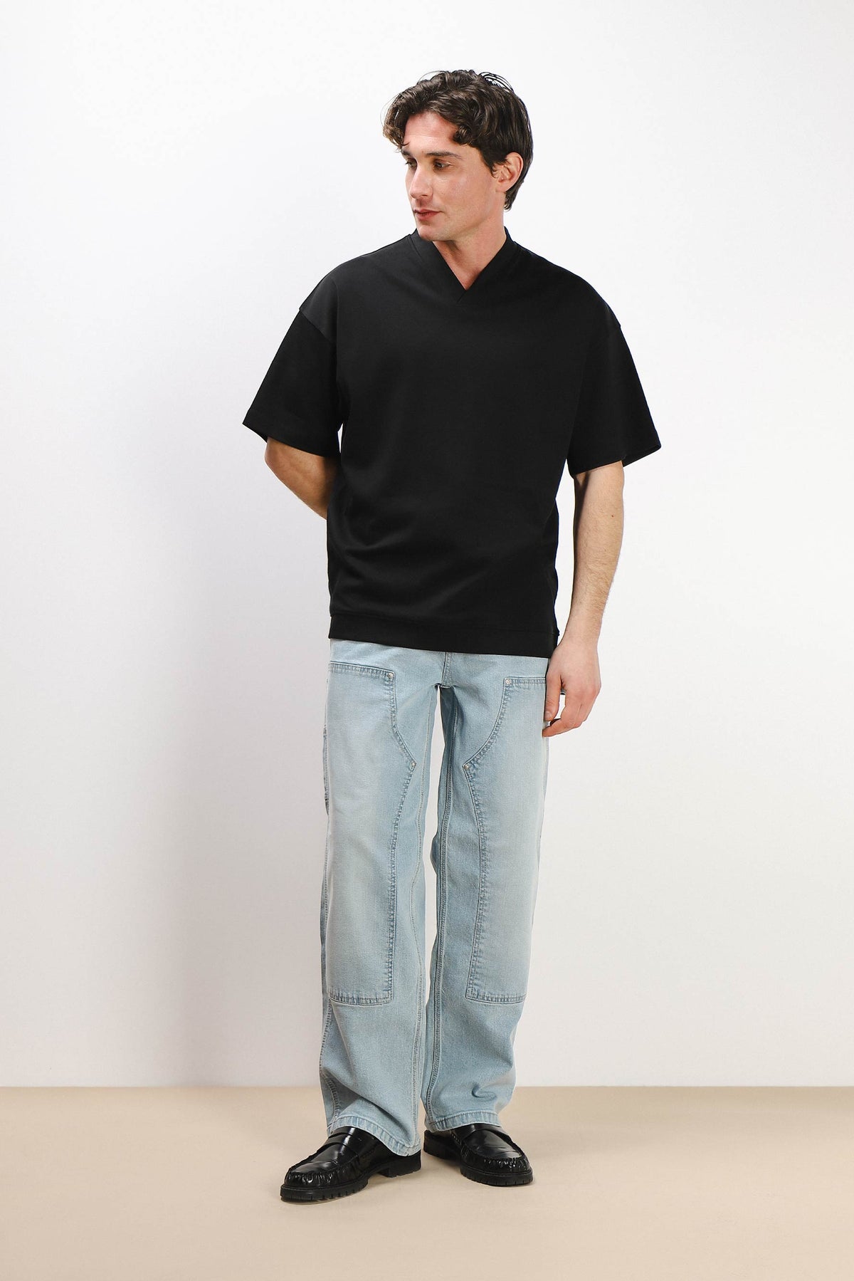 T-SHIRT SCOLLO A V OVER FIT NERO