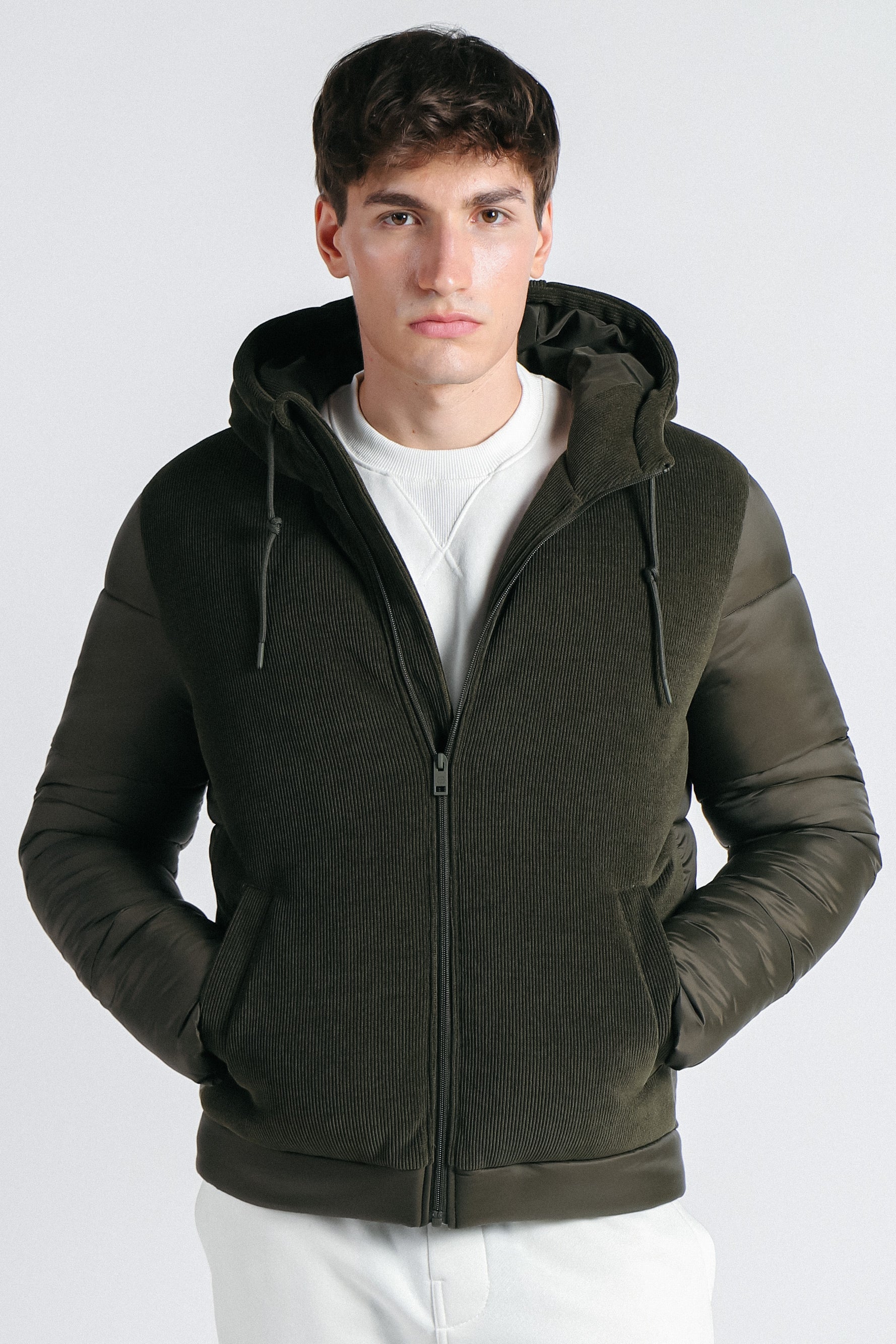 GIUBBOTTO IMBOTTITO CON CAPPUCCIO IN VELLUTO VERDE MILITARE