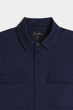 Dettaglio delle tasche frontali dell'overshirt uomo blu
