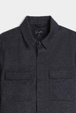 Dettaglio delle tasche frontali dell'overshirt uomo nera