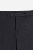 Dettaglio del tessuto punto Milano dei pantaloni neri