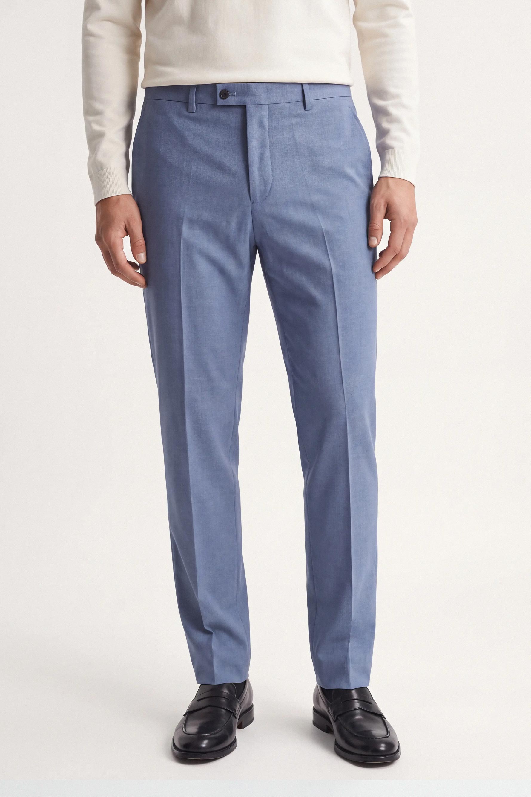 Dettaglio pantalone elegante uomo color polvere