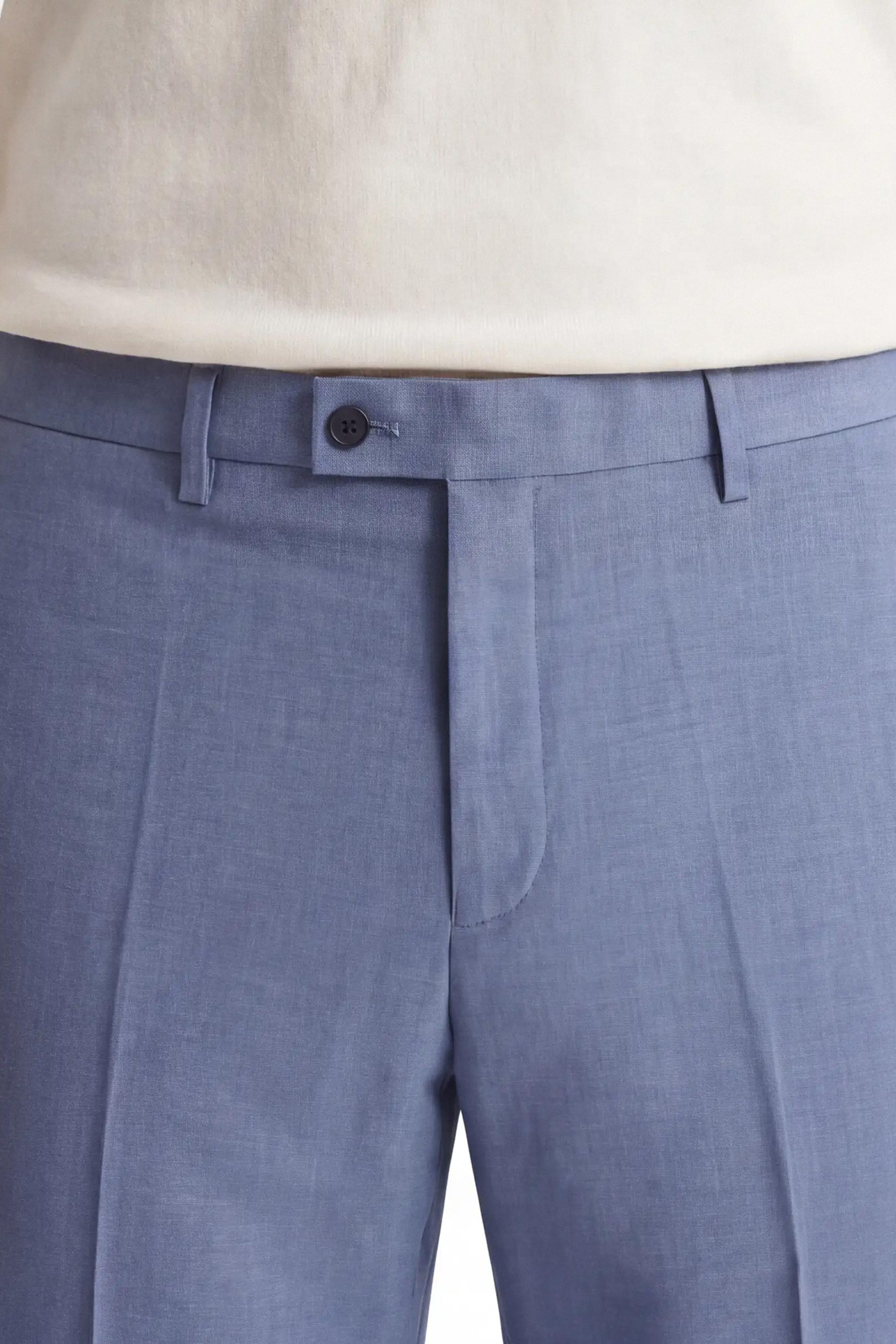 Dettaglio pantalone elegante uomo color polvere